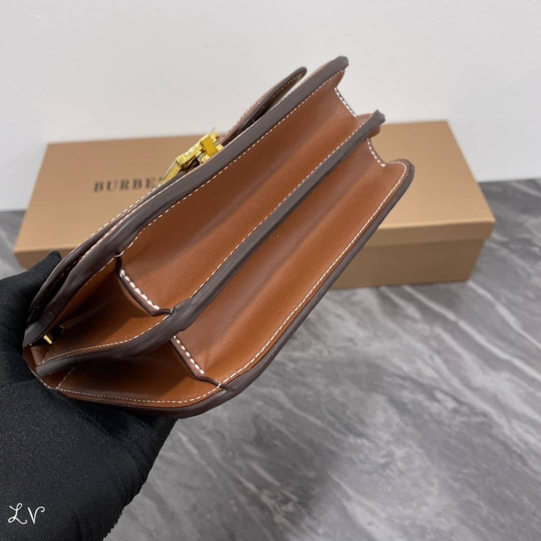 BURBERRY FRAGRANCES CROSSBODY BAG / BURBERRY SMALL CHECK CANVAS AND LEATHER TB BAG เบสท์ไอเท็ม!! คอลเลคชั่นที่ปังตลอดปี รอบนี้ออกแบบสไตล์ผู้ดีอังกฤษ