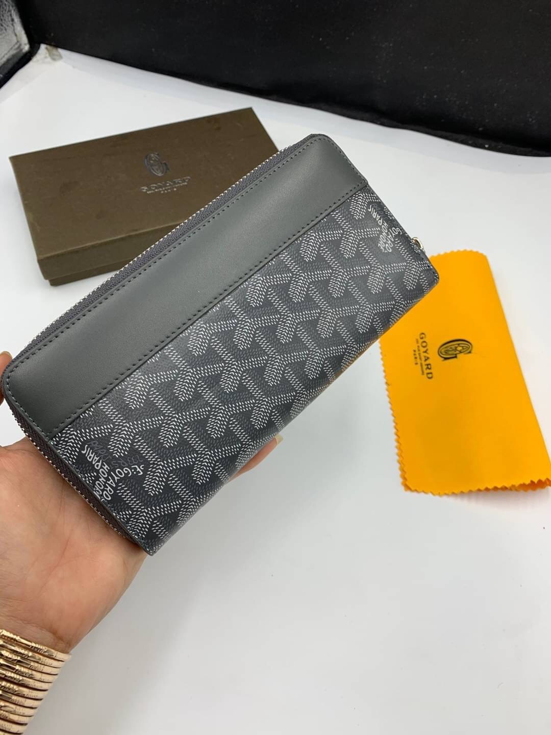VIP GIFT 】GOYARD round zipper Matignon Long Wallet กระเป๋าสตางค์ซิปรอบใบยาว พร้อมส่ง 6 สี เหมาะกับการใช้งานทุกรูปแบบ นอกจากเพิ่มความมั่นใจแล้ว ยังทำให้ชีวิตของเราง่ายขึ้นอีกด้วย โดยการเปิดปิดแบบซิปรอบ สามารถใส่ธนบัตร เหรียญ บัตรต่างๆได้หลายใบเลยทีเดียว ขน
