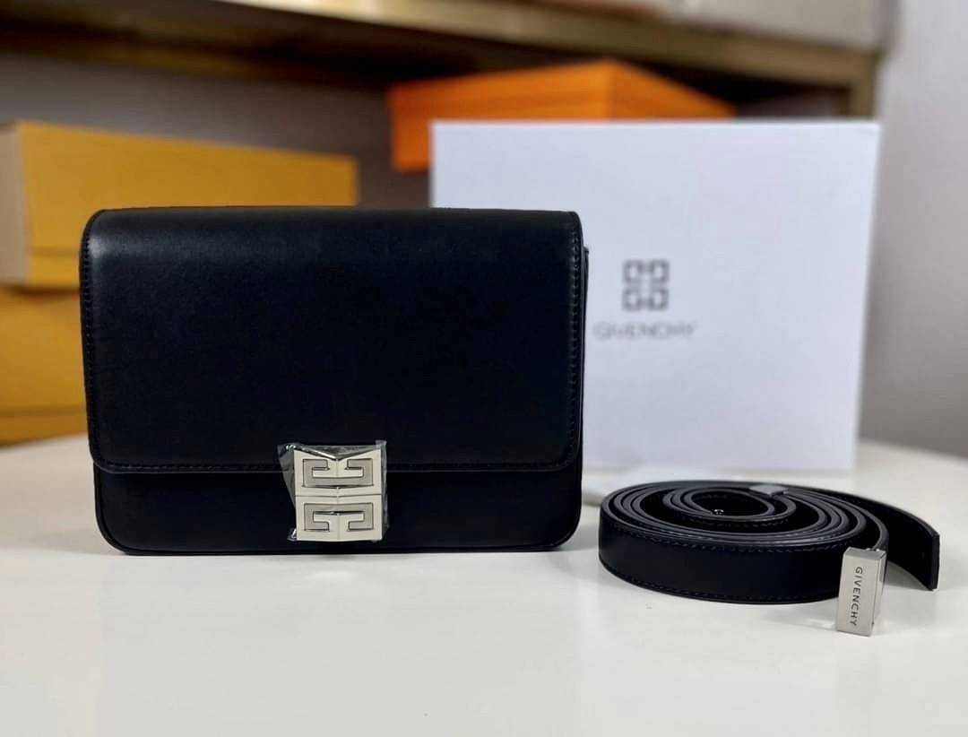 Givenchy Introducing 4G Medium Shoulder Bag วัสดุหนังแท้ อะไหล่สีเงิน ดีไซน์สวยงามทันสมัยรูปทรงสี่เหลี่ยมแบบคลาสสิก มาพร้อมสายหนังตีแบรนด์ Givenchy อันเป็นเอกลักษณ์เฉพาะของแบรนด์