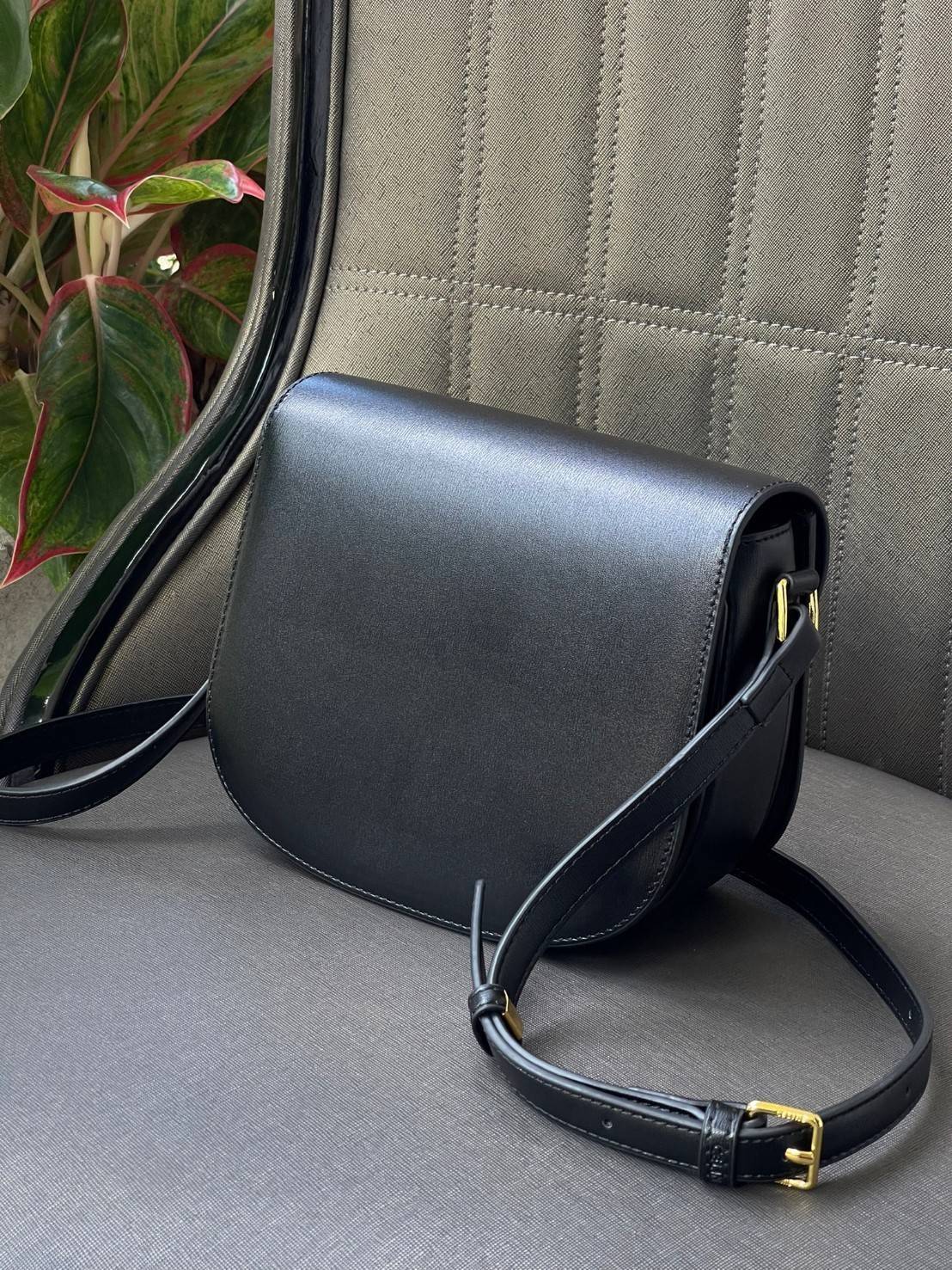 VIP 🥂 CELINE TEEN BESACE TRIOMPHE IN SHINY กระเป๋าสะพายคาดลำตัวรุ่นนี้นับว่าเป็นกระเป๋าอีกหนึ่งรุ่นในซีรีส์ Triomphe ที่ได้รับความนิยมอย่างมาก ด้วยรูปร่างทรงโค้งมนมีความคลาสสิกตามแบบฉบับของ Celine เพิ่มความหรูหราและโดดเด่นด้วยการตกแต่งด้วยโลโก้โลห