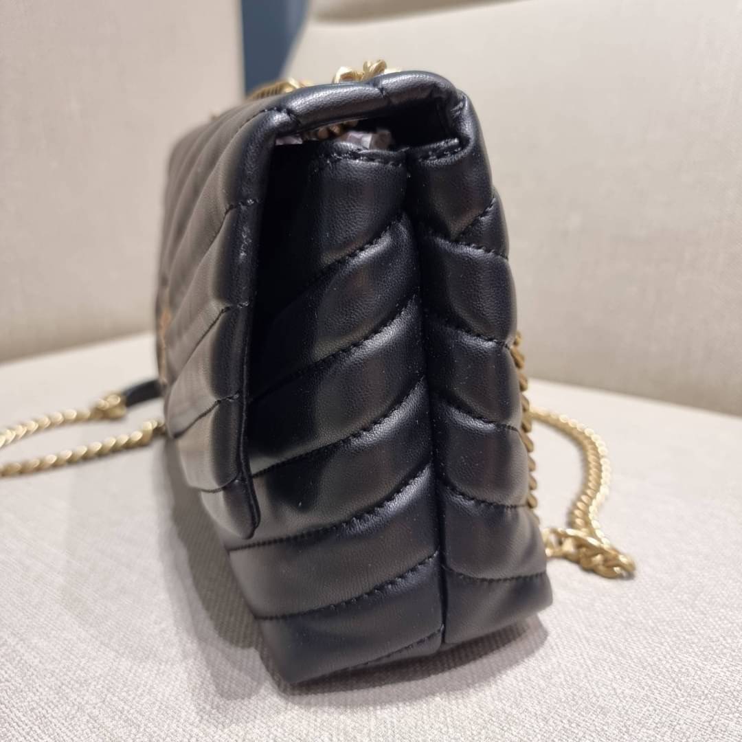 TORY BURCH KIRA CHEVRON CONVERTIBLE SHOULDER BAG (SMALL / MEDIUM) กระเป๋าสะพายรุ่นยอดฮิต ไซส์คลาสสิค ที่ใช้ยังไงก็ดูหรู ดีไซน์เฉพาะตัว วัสดุหนังแกะ สัมผัสนิ่ม เปิด-ปิดด้วยกระดุมแม่เหล็ก ภายในเป็นช่องโล่ง ใส่กระเป๋าสตางค์ มือถือ เครื่องสำอางค์ พาวเวอร์แบงค