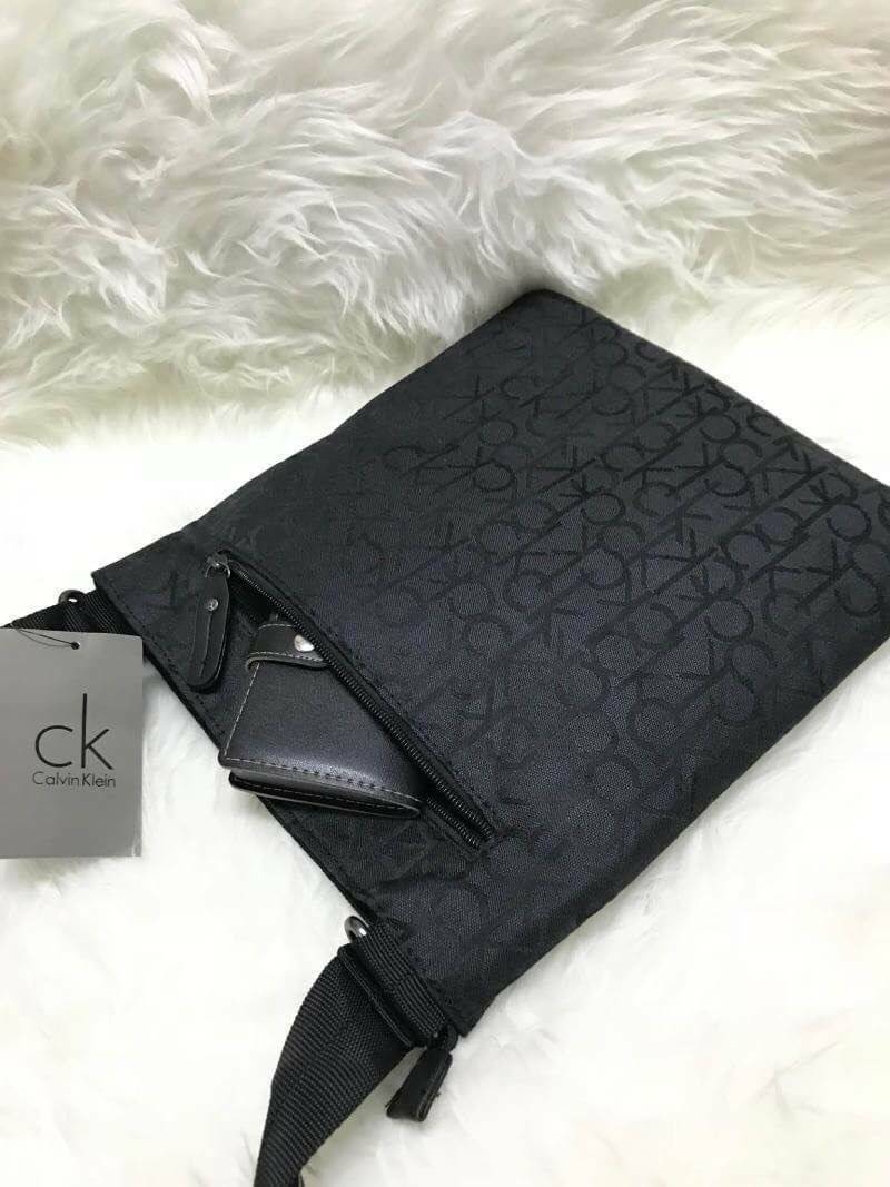 CALVIN KLEIN JEANS CROSSBODY BAG กระเป๋าสะพาย Ck Jeans รุ่นLimited Edition จาก Calvin Klein Jeans วัสดุ Canvas + Polyester 100% คุณภาพดีเนื้อหนาพิมพ์ลาย Ckรอบใบ ด้านหน้ามีโลโก้ Calvin Klein พร้อมช่องซิป1ช่อง เปิดปิดด้วยซิปเดียว ภายในมีโลโก้เเละช่องซิป ขนา