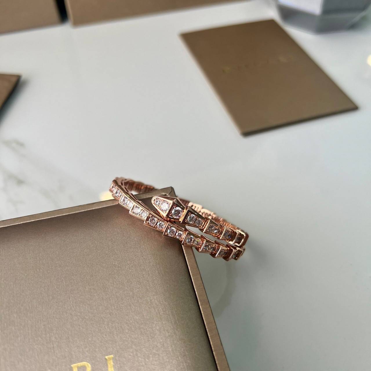 เกรดเทพ ORI | Bvlgari Bracelet 19-20cm คุณภาพงานประกวด เกรดดีสุดเอาใจสาวๆไปเลย โลหะเคลือบเงาสวยสมจริง ไม่ลอกไม่ดำ Full set box