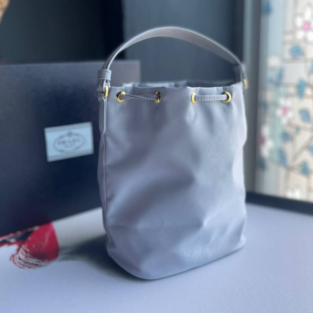 Prada Duet Re-Nylon Bucket shoulder bag / Prada Nylon bucket bag Pastel เกรดใช้สลับใบจริง ออริจินอล ใช้งานต่างประเทศได้ น้องสาวสุดสวยมาให้จับจองอีกหนึ่ง สีพาสเทลน่ารักละมุนมากๆ ค่ะ กระเป๋าสะพายข้าง ทรงขนมจีบ ไซส์มินิ ขนาดน่ารักน่าใช้มาก วัสดุขอบหนังแท้ แล