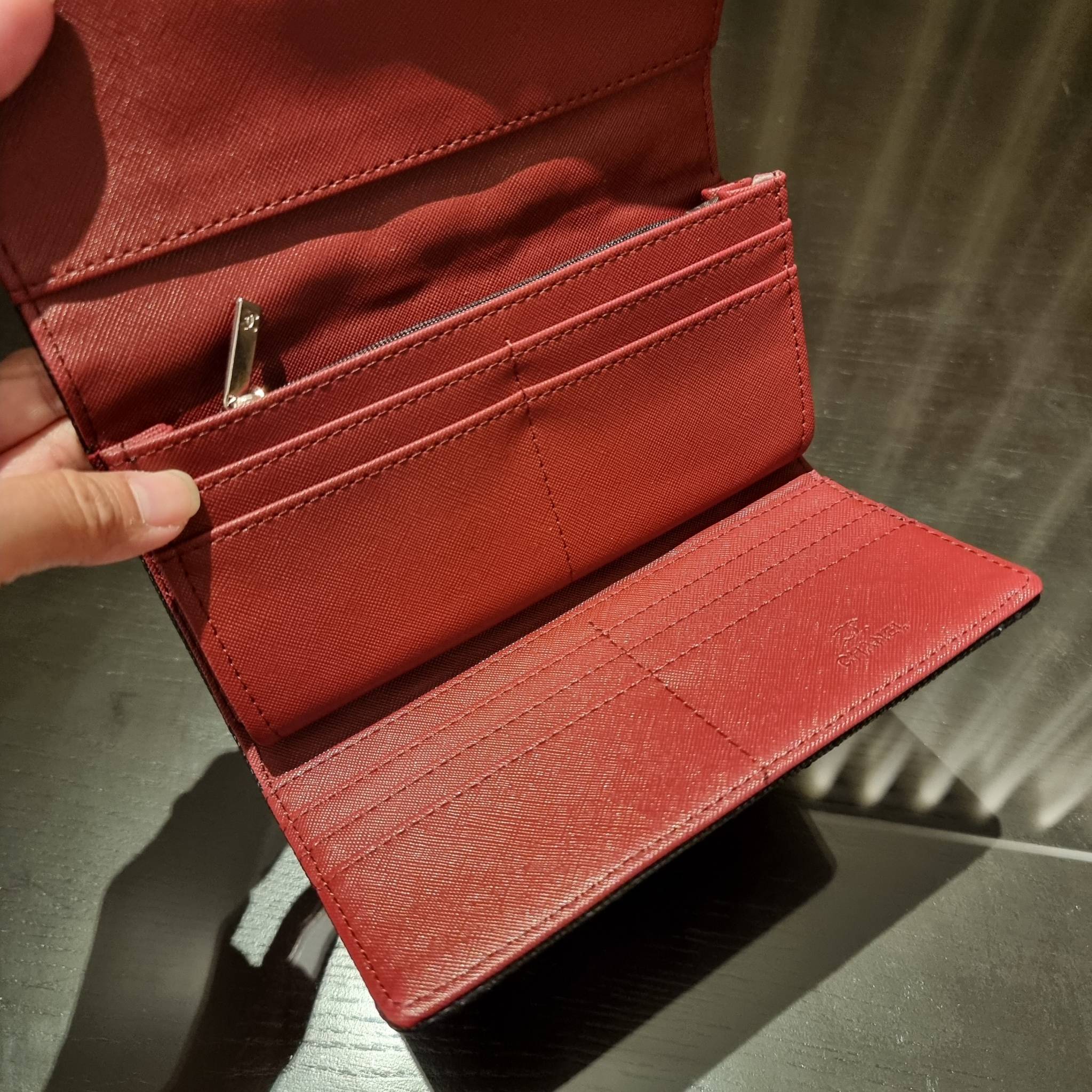 VIP 】กระเป๋าสตางค์ใบยาวรุ่นฝาพับที่ถามหากันมากที่สุด!! สวยรับทรัพย์จาก Chanel วัสดุหนังลายคาร์เวีย ลุคผู้ดีที่สุด เปิด-ปิดด้วยกระดุมแม่เหล็ก ภายในกระเป๋ามีช่องใส่บัตรได้เยอะ ใส่ธนบัตร ใส่เหรียญได้ มีช่องซิปแยกอีกหนึ่งช่อง ดีไซน์เรียบหรูดูคลาสสิค!! สาวๆห้า