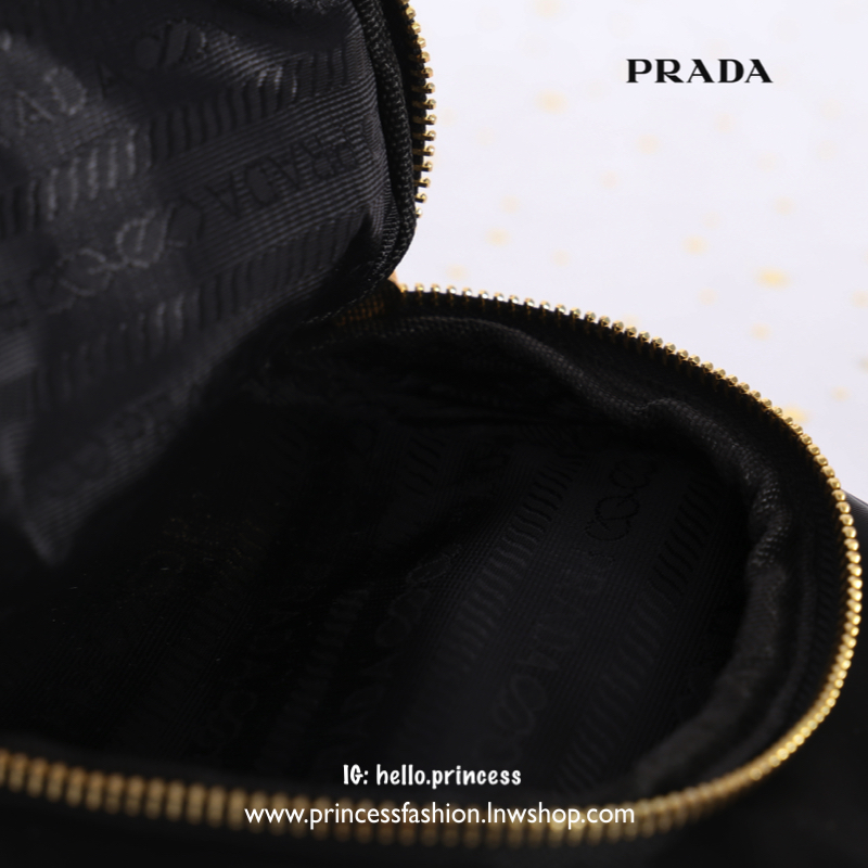 Prada Small Nylon Crossbody Bag สินค้า Premium gift จากเค้าเตอร์แบรนด์ต่างประเทศ แท้ 100% วัสดุไนล่อน คุณภาพดี น้ำหนักเบา อะไหล่ทอง สวย หรู น่าใช้มากเลยค่ะ มีช่องใส่ของ 2 ช่องซิป ด้านในใส่ของจุกจิก Iphone 8+ กระเป๋าสตางค์ใบสั้น ได้สบาย ซับในพิมพ์ลายแบรนด์