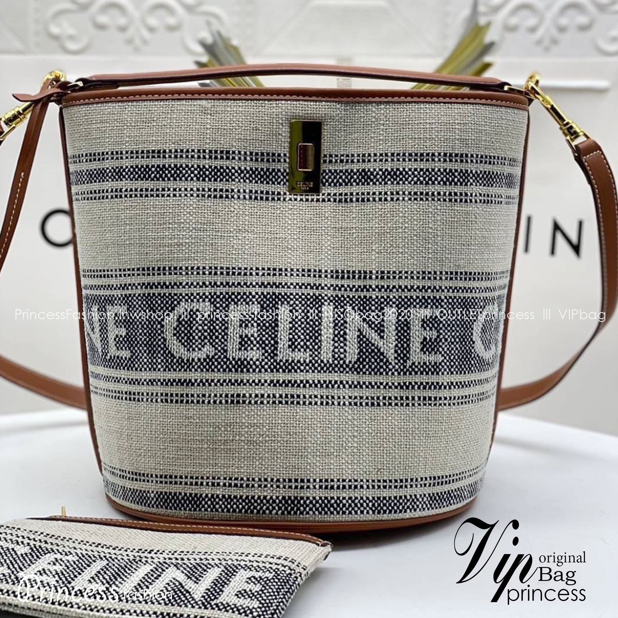 CELINE TEXTILE BUCKET BAG / CELINE TEEN BUCKET in STRIPED TEXTILE WITH JACQUARD ดีไซน์ทรง Bucket ใบใหญ่กำลังดี มาพร้อม Clutch ใบเล็กเข้าชุด เนื้อหนาแข็งแรง ภายในกว้างและจุใส่สัมภาระได้เยอะจุใจ อะไหล่แบรนด์สีทองสุดหรู