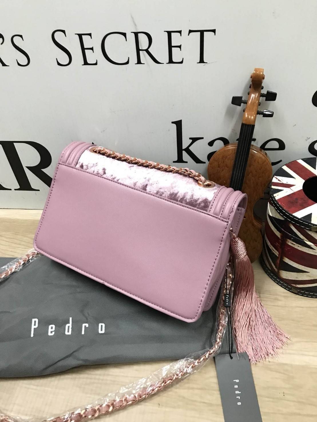 Pedro Velvet Tassel shoulder Bag รุ่นใหม่ชนช้อป!! จากแบรนด์ในเครือ charles&keith กระเป๋าสะพายข้างทรงกล่อง ตั้งอยู่ทรง สายสะพายโซ่ร้อยหนัง อะไหล่ทองทั้งใบ ด้านข้างประดับพู่สุดหรูสามารถสะพายได้ทั้งสายเดี่ยวและสายคู่ ภายในมีช่องซิปแยก สามารถใส่กระเป๋าสตางค์ท