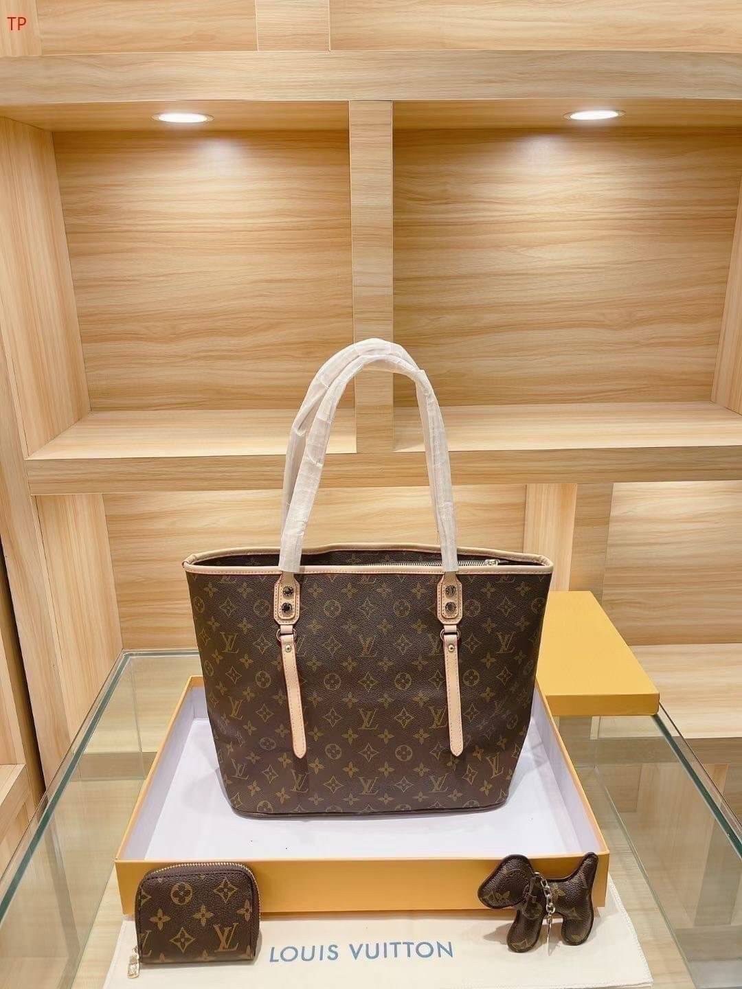 LV Neverfull Monogram / LV TOTE SET 3IN1 กระเป๋าสะพายใบใหญ่ทรง tote มาพร้อมกระเป๋าสตางค์ และตัวห้อยน้องหมาน่ารัก เป็นอีกรุ่นที่มีคนใช้กันทั่วบ้านทั่วเมือง