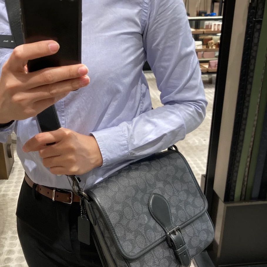 Coach Frankie Crossbody In Signature Canvas Leather Bag Sling CD877 กระเป๋าสไตล์แฮนด์ฟรีที่จัดระเบียบอย่างดีสำหรับการเดินทางหรือที่ทำงาน Frankie Crossbody ขนาดกะทัดรัดถือทุกสิ่งที่จำเป็นด้วยพื้นที่สำหรับโทรศัพท์ กระเป๋าสตางค์ กุญแจและอีกมากมาย ผลิตจากผ้าแ