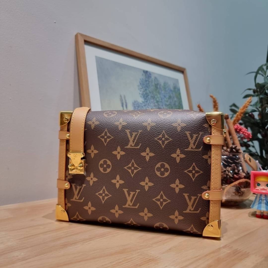 LV SIDE TRUNK MONOGRAM สุดยอดกระเป๋าไอคอนนิค ทรงสวย ใหม่ล่าสุด สวยมีเสน่ห์ รูปทรงกล่อง โดดเด่นด้วยหมุดเข้ามุม ซิปเปิด-ปิดล็อคได้ วัสดุหนังแคนวาส