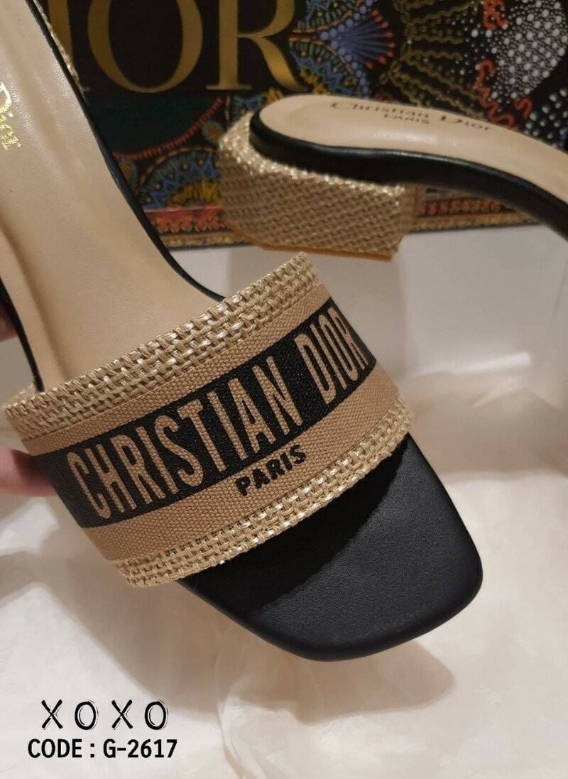 Christian Dior งานสวม อีกตัวที่เลิศๆ จร้า สวย เก๋ มีส้นเล็กน้อย กำลังใส่สบาย งาน สวย เนียบร้อย วัสดุผ้ากระสอบวางทับ โลโก้แบรนด์ งานตัดกันสวยมาก ส้นเป็นทรง 6 เหลี่ยม สวยเก๋มากคะ