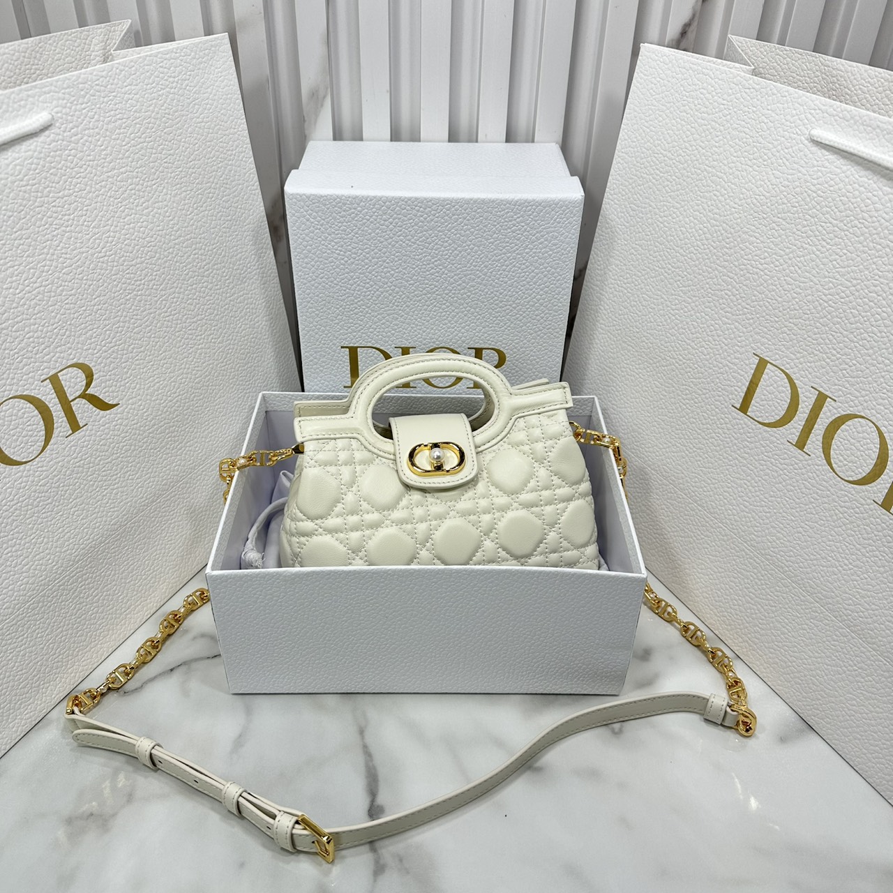 ORI หนังแท้ | Dior Jolie Top Handle Mini Bag กระเป๋าสะพายโจลี่ไซส์มินิหูจับในตัว ดีไซน์หรูหรา โดดเด่นด้วยฝาพับโลหะสีทอง ประดับมุกเรซินสีขาว มาพร้อมสายโซ่มีหนังรองบ่า สะพายไหล่หรือสะพายข้างได้ ทั้งกลางวันและกลางคืน
