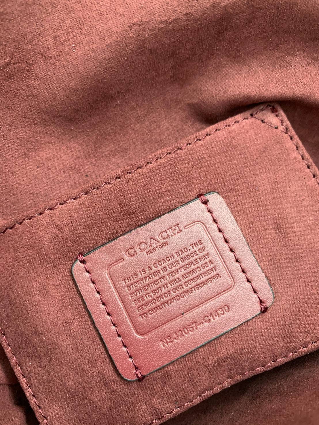 พร้อมส่งที่ไทยครบทั้ง6สีค่ะ 😘 Coach Ellen Crossbody In Signature ((C1432)) กระเป๋าทรงฮาฟมูนรูปทรงคลาสสิก ออกแบบให้มีลักษณะโค้งมน ไม่ดูเป็นทรงแข็งจนเกินไป ดีไซน์และสีของกระเป๋ายังเรียบง่าย เข้าได้กับทุกชุด สะพายครอสบอดี้ร์//สะพายข้าง หรือถือแบบคลัท