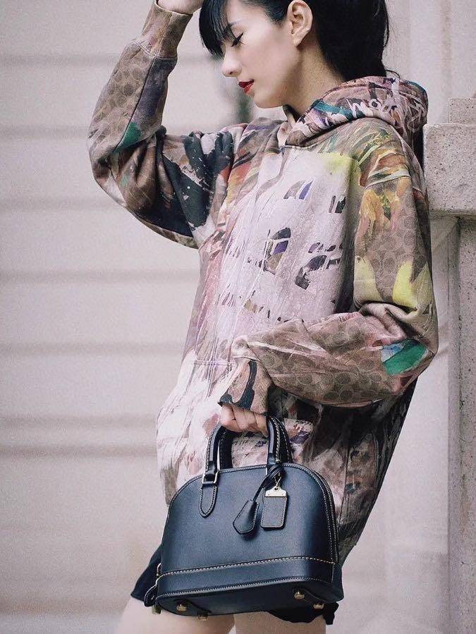 COACH REVEL BAG ((CC411)) ยังไม่เข้าไทย มีมาให้ตับจองก่อนใครที่นี่! พร้อมส่ง รุ่นใหม่ล่าสุด! สวยและดูดี ต้องยกให้รุ่นนี้เลยค่ะ กับกระเป๋าทรงโดม ที่ไม่ว่าลุคไหนๆก็เอาอยู่ หนังแท้เรียบสวยมากๆค่ะ 💕ด้านหน้าห้อยพวงแบรนด์+พวงหนังมาให้