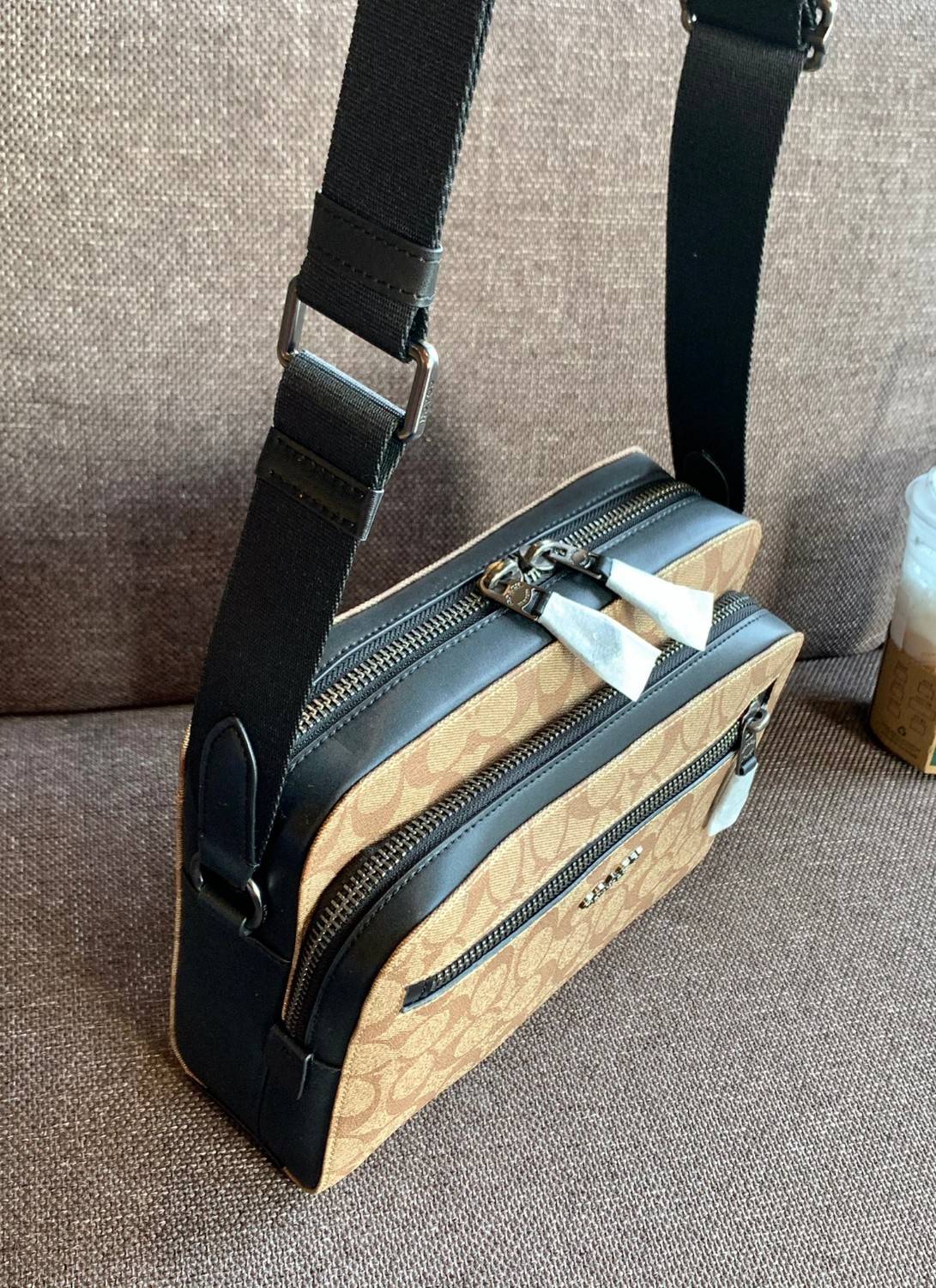 พร้อมสีออกใหม่ ห้ามพลาดค่าา!! COACH WEST CAMERA BAG IN SIGNATURE ((91485)) 🔺กลับมาตามคำเรียกร้องค่าา! กระเป๋าสะพายผู้ชาย((ผู้หญิงก็ใช่สวยทีเดียวค่ะ😘)) หนังแท้ ล่ยหนังCanvasสวยค่ะ มีช่องซิปหน้า//ช่องซิปกลางกว้าง//ช่องหลักแบบซิปคู่ ใส่สัมภาร