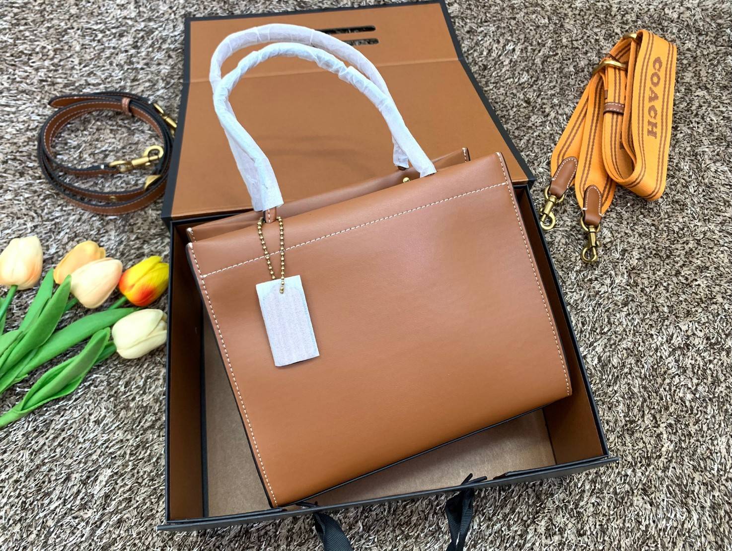 สินค้าออกใหม่ยังไม่ช้อปเข้าไทยจ้าา พร้อมส่งที่นี่ที่เดียว แค่สายสะพายก็คุ้มแล้วจ้าา! COACH CASHIN CARRY TOTE ((C8544)) พร้อมส่งที่ไทย สวยก่อนใครรับสงกรานต์นี้ค่าา! กระเป๋าทรงTote หนังแท้เรียบ นิ่มสวยงามค่ะ