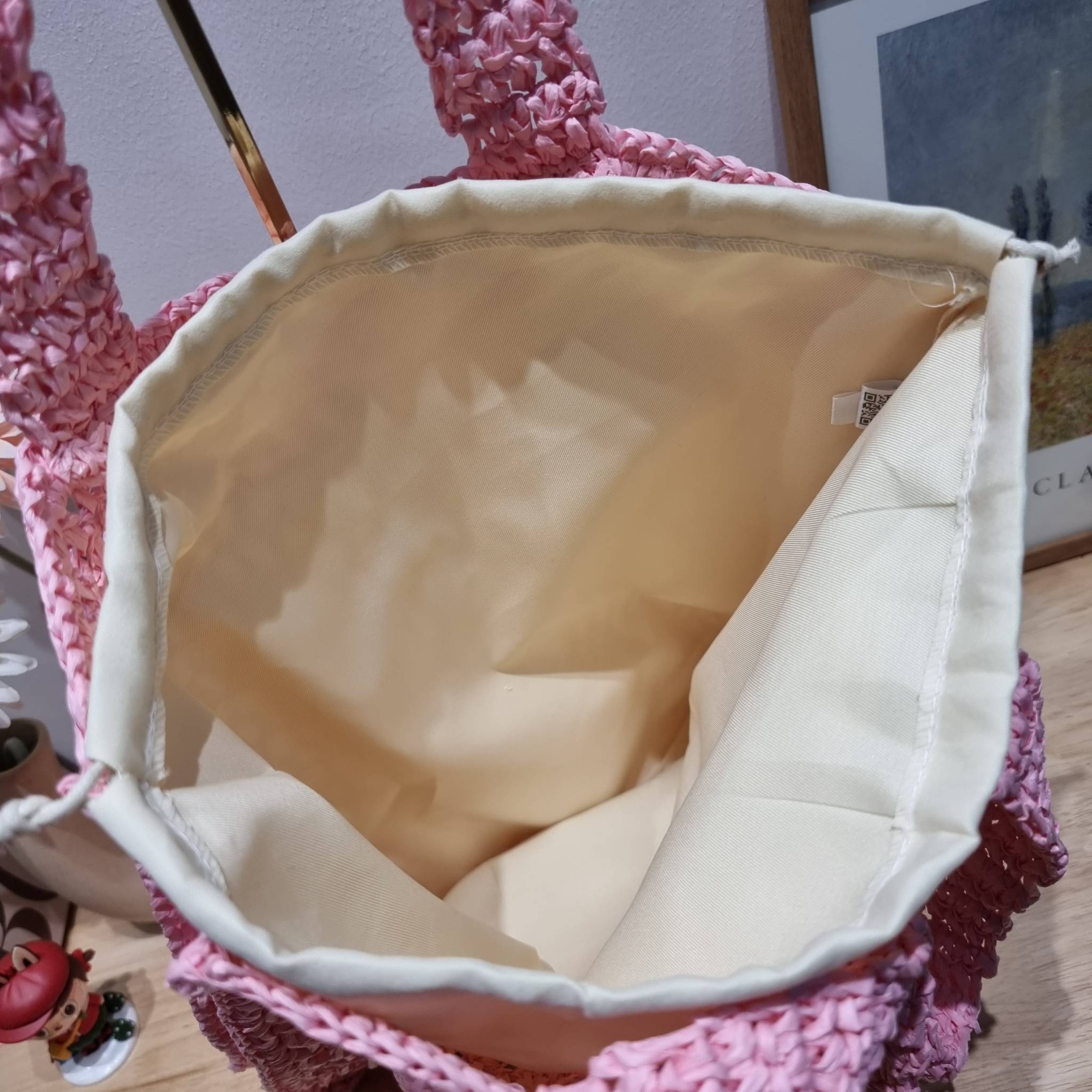 PRADA RAFFIA TOTE BAG สวยไม่ซ้ำใคร สไตล์บีช เหมาะมากกับการสะพายไปเที่ยวทะเล หรือจะใช้ในวันสบายๆก็ตอบโจทย์ กับกระเป๋าสะพายสานใบใหญ่ ตัวกระเป๋าเป็นวัสดุสังเคราห์จากธรรมชาติ