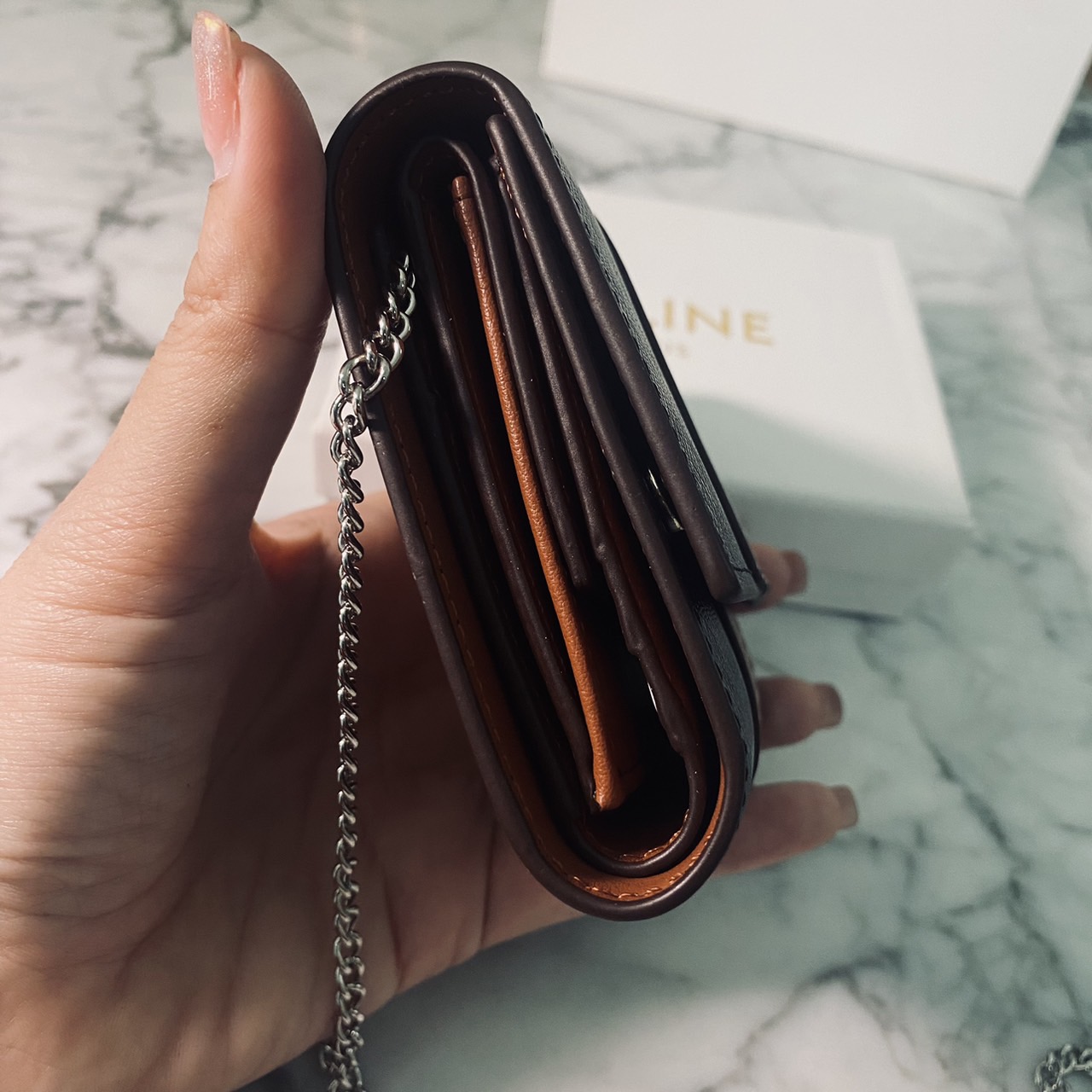 CELINE TRIFOLD WALLET กระเป๋าสตางค์ 3 พับ พร้อมสายสะพายโซ่ crossbody สะพายไหล่ได้ เริ่ดเว่อร์! ไอเท็มสุดฮอต exclusive ดีไซน์สุดคลาสสิค วินเทจ เรียบง่ายแต่หรูหรา