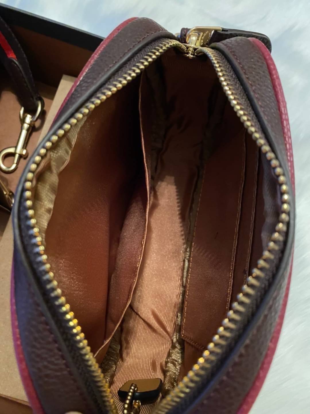 COACH JES CONVERTIBLE BELT BAG IN COLORBLOCK 2IN1 !! กระเป๋าคาดอก/สะพายข้าง ใช้ได้ถึง 2 แบบ!! คุ้มค่ามากที่สุด!! วัสดุหนัง pepble ดีไซน์เรียบ แต่หรู ภายในเป็นช่องโล่ง ใบนี้สาวๆที่ไม่ชอบพกของเยอะ เหมาะมากๆน้า 🙇♀️ ของดีราคาจับต้องได้ ไอเท็มนี