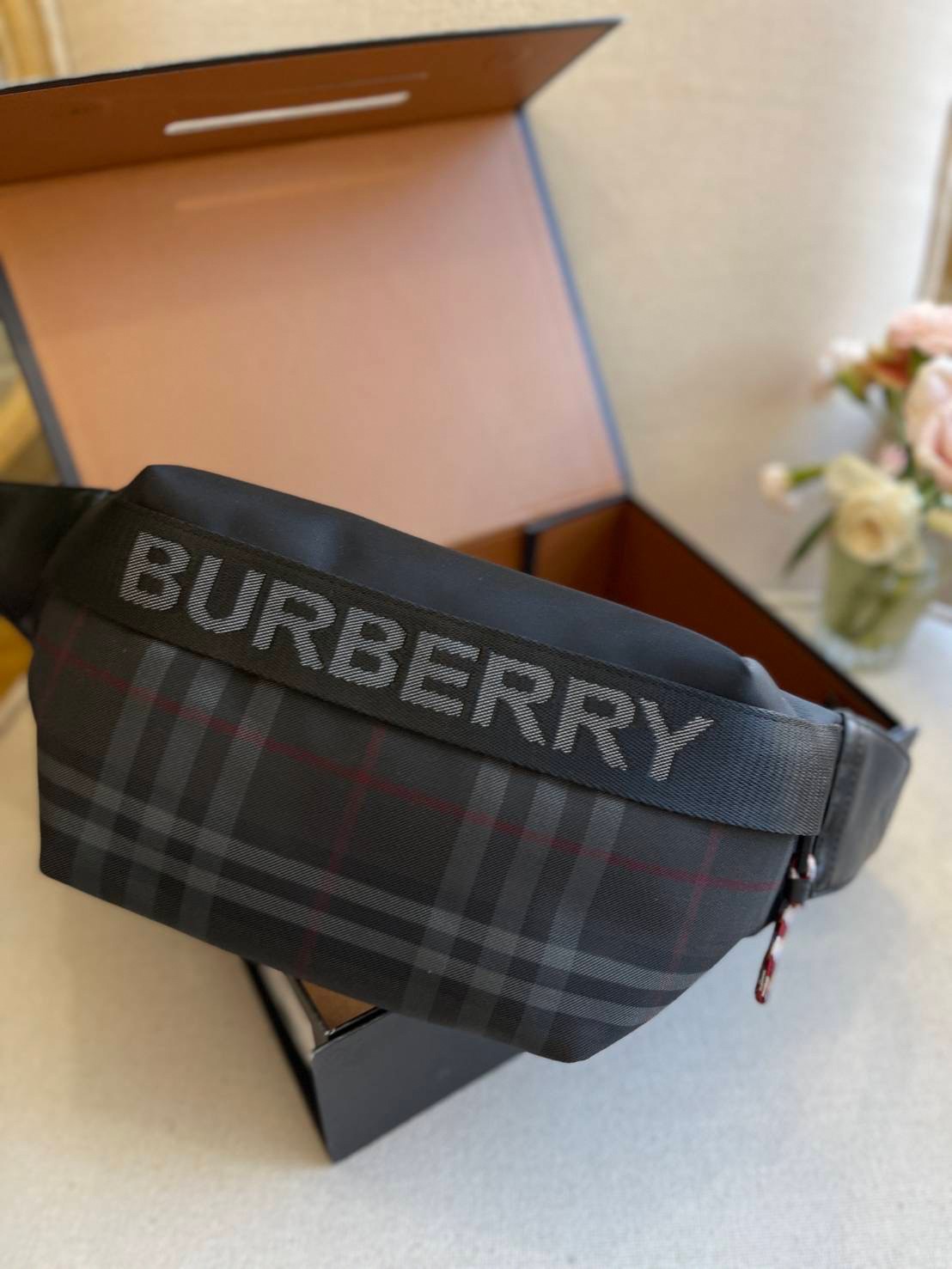 Burberry Vintage Check Sonny Belt Bag / BURBERRY FRAGRANCES BELT BAG วัสดุ 100% POLYAMIDE (Nylon & Canvas) กระเป๋าคาดเอว คาดอกแบบ UNISEX ใช้ได้ทุกเพศ ลายวินเทจตามแบบฉบับของแบรนด์