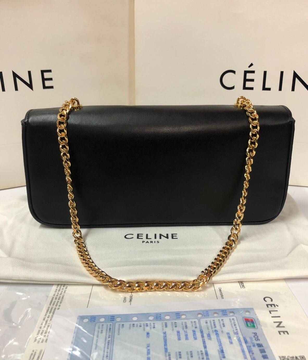 หนังแท้ CELINE CHAIN BAG TRIOMPHE IN SHINY CALFSKIN BLACK ก็ปังๆ ยาวๆ ไปเลยสิค่ะ งานหนังแท้ทั้งใบสวยหรู สวยมากกก เก๋มาก ต้องมีแล้วค่าา แบบใหม่ล่าสุด งานพึ่งเข้ามาน้อยน้าา ราคาดีไปอีก ภาพสินค้าถ่ายจากงานขายจริง ใช้งานต่างประเทศได้เลยค่าา