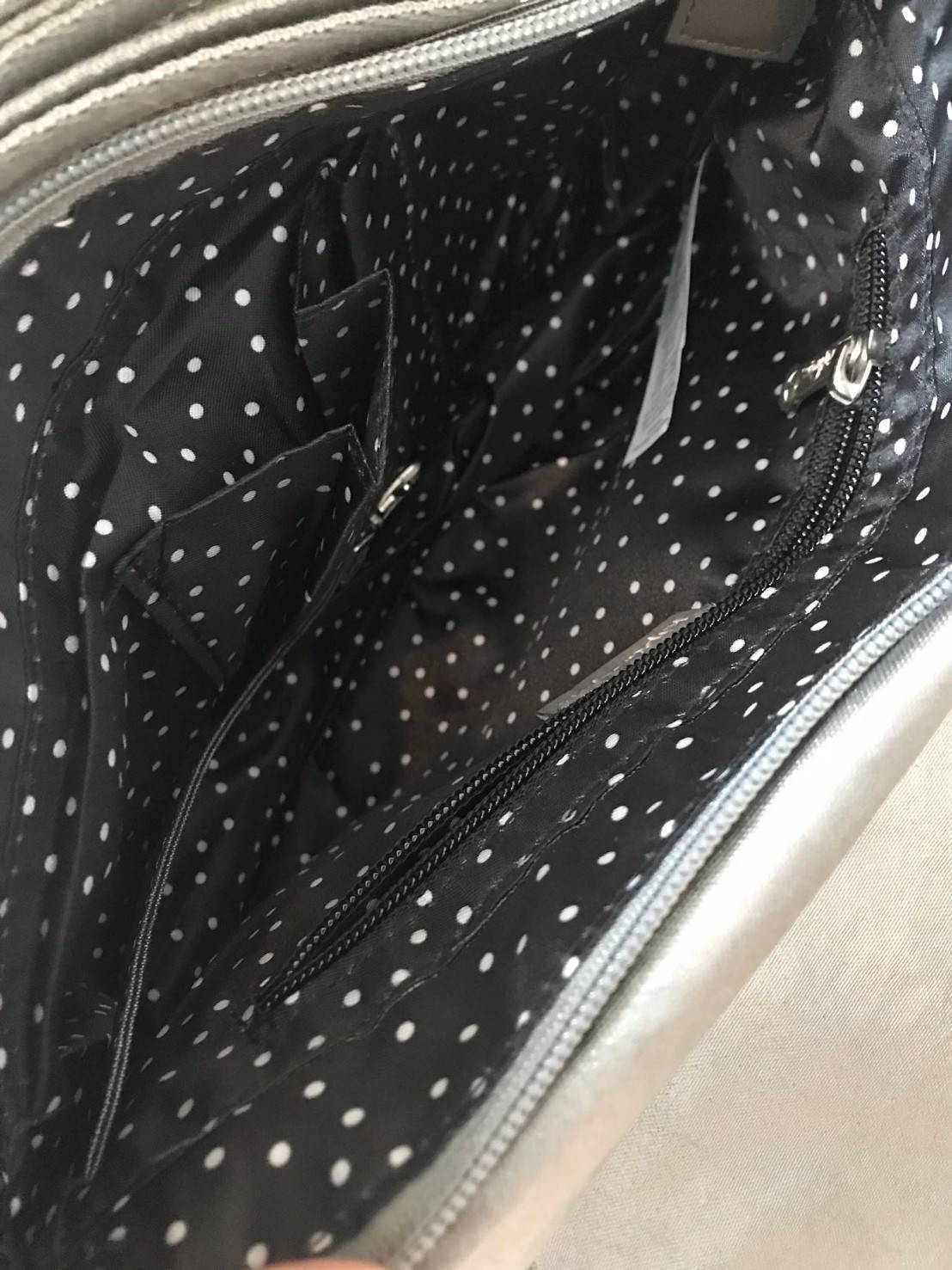 Kipling Basic Plus Earthbeat S Crossbody bag กระเป๋าสะพายทรงครอสบอดี้ สามารถสะพายได้ทั้งสายคู่และสายเดี่ยว มีดีเทลที่ฝาหน้ามีช่องซิปซ่อนทรงลึกและด้านหลังมีอีก1ช่อง ช่องหลักเปิดปิด2ชั้นด้วยกระดุมแม่เหล็กและซิปเดียวใช้งานง่าย ภายในใส่ได้ทั้งมินิไอแพค กระเป๋