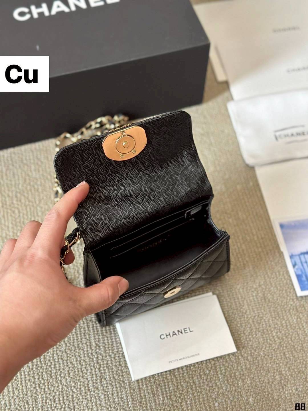 Chanel Caviar Mini Kelly Bag กระเป๋าถือทรงสวยไซส์มินิน่ารัก พร้อมหูจับและโลโก้หน้าร้อยโซ่สีทองสวยโดดเด่น ดีไซน์เรียบ หรูหรา สะพายแล้วขับผิวมากๆ