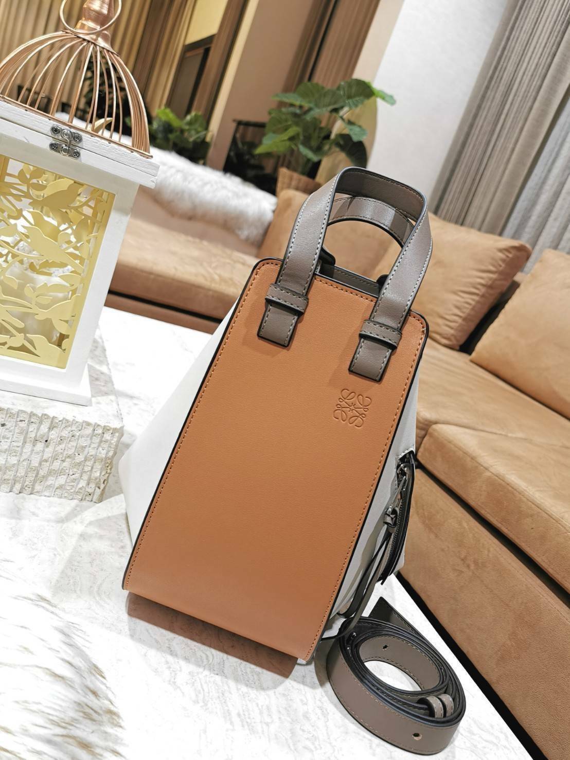 LOEWE HANDLE & SHOULDER BAG GIFT WITH PURCHASE (GWP) กระเป๋าถือหรือสะพายหนังแท้พรีเมี่ยมกิ๊ฟ Limited จาก LOEWE PERFUME DUTYFREE รุ่น Rare items สุดๆวัสดุหนังแท้ Calfskin หนังสวยดีไซน์มีเอกลักษณ์ ใบใหญ่กำลังดี น้ำหนักเบา สามารถปรับได้หลายทรง ด้านข้างมีซิปป