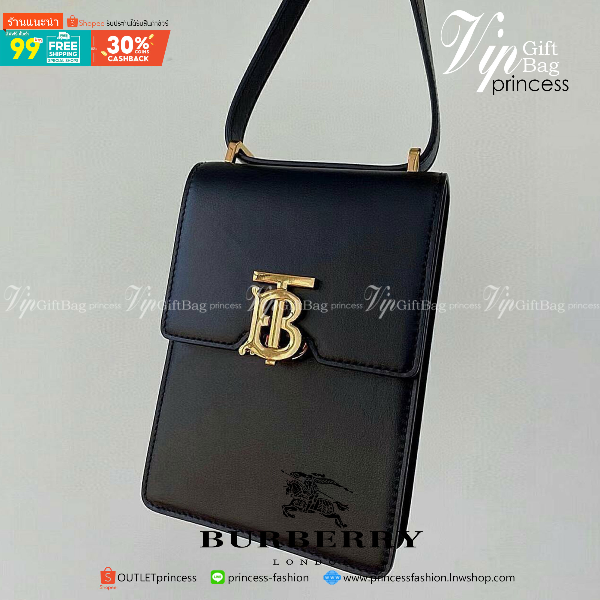 พรีเมี่ยมกิ๊ฟแท้ 100% 】BURBERRY FRAGRANCES CROSSBODY BAG VIP GIFT WITH PURCHASE (GWP) กระเป๋าสะพายพรีเมี่ยมกิ๊ฟ Limited Edition จากน้ำหอม BURBERRY DUTY FREE วัสดุ Canvas Cotton & Leather ทรงเหลี่ยมแนวตั้งดีไซน์สวยหรูอยู่ทรงมีโลโก้แบรนด์ด้านหน้า เปิดปิดด้ว