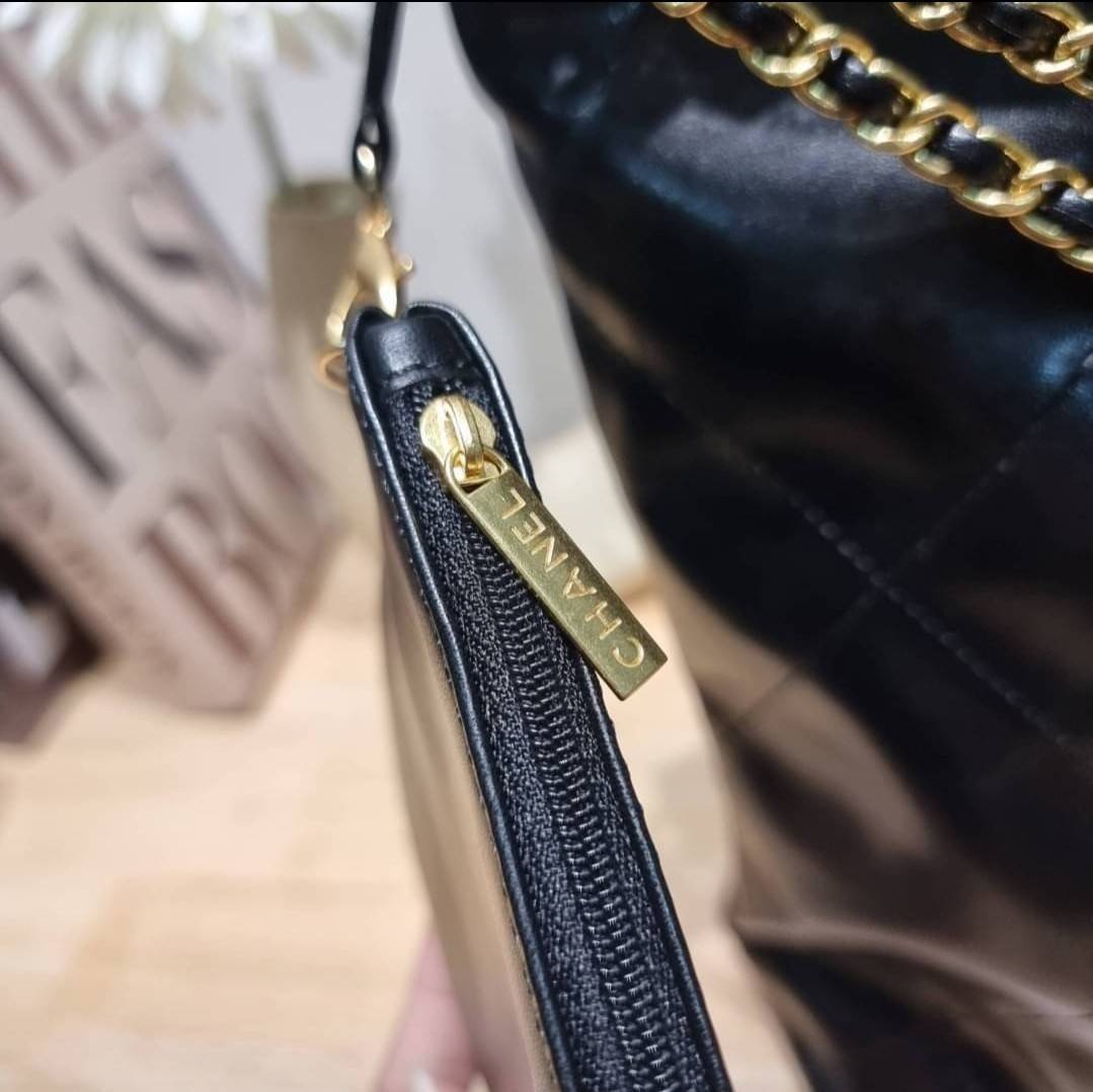 Chanel 22 bag เกินต้านที่สุดกับไอเท็มนี้ ที่สาวๆหรือใครๆก็ต้องมีแล้ว!! แค่เห็นก็หลงรัก กระเป๋าทรงสวย ดีเทลเรียบแต่มีความหรูแอบซ่อนอยู่ ด้วยดีไซน์สายสะพายโซ่สีทอง และโลโก้อันโดดเด่น ดีงามน่าหลงใหลมาก