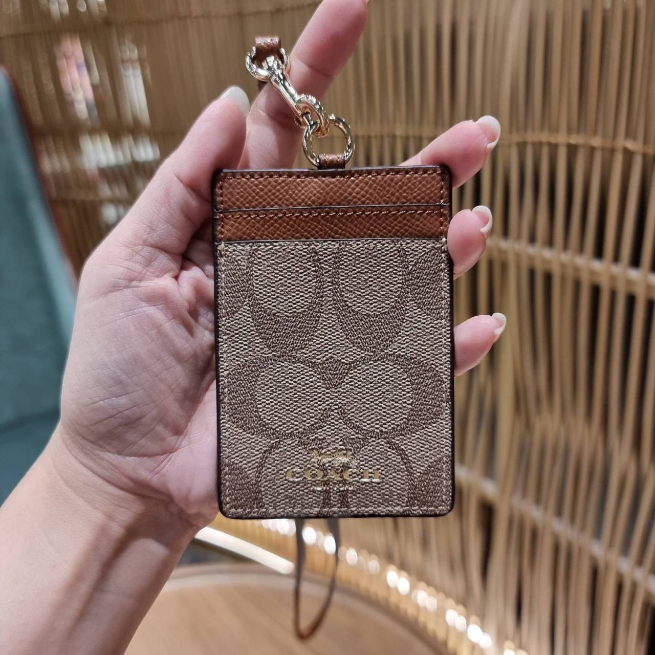 COACH ID LANYARD IN COLORBLOCK SIGNATURE CANVAS ง่ายๆแบบไม่ธรรมดา!! คลาสสิคแต่มีดีเทลโดดเด่น!! กระเป๋าถนอมบัตร พร้อมสายคล้องคอ ดีไซน์ลวดลายสวย ดูดีทุกแบบ ใช้งานง่าย พกพาสะดวก จะใส่บัตรพนักงาน บัตรเครดิต บัตรปชช. ใบขับขี่ และบัตรอื่นๆที่อยากจะใส่!! ตามใจไป