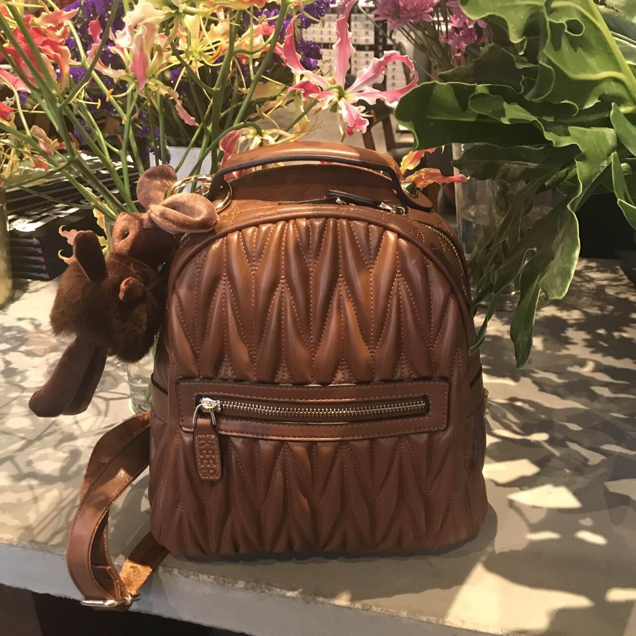 KEEP ' Paris ' backpack 🎒👟 เป้ หนังแกะแท้ ระดับตำนาน ที่ครองใจสาวๆ เป็นอันดับหนึ่ง งานดี งานคุ้ม ต้องใบนี้เลย =>> กระเป๋า หนังแกะแท้เนื้อดี งาน handmade เย็บแบบฝีมือต่อฝีมือ เพิ่อให้ได้ใบนี้ =>> ตัวกระเป๋าน้ำหนักเบา ด