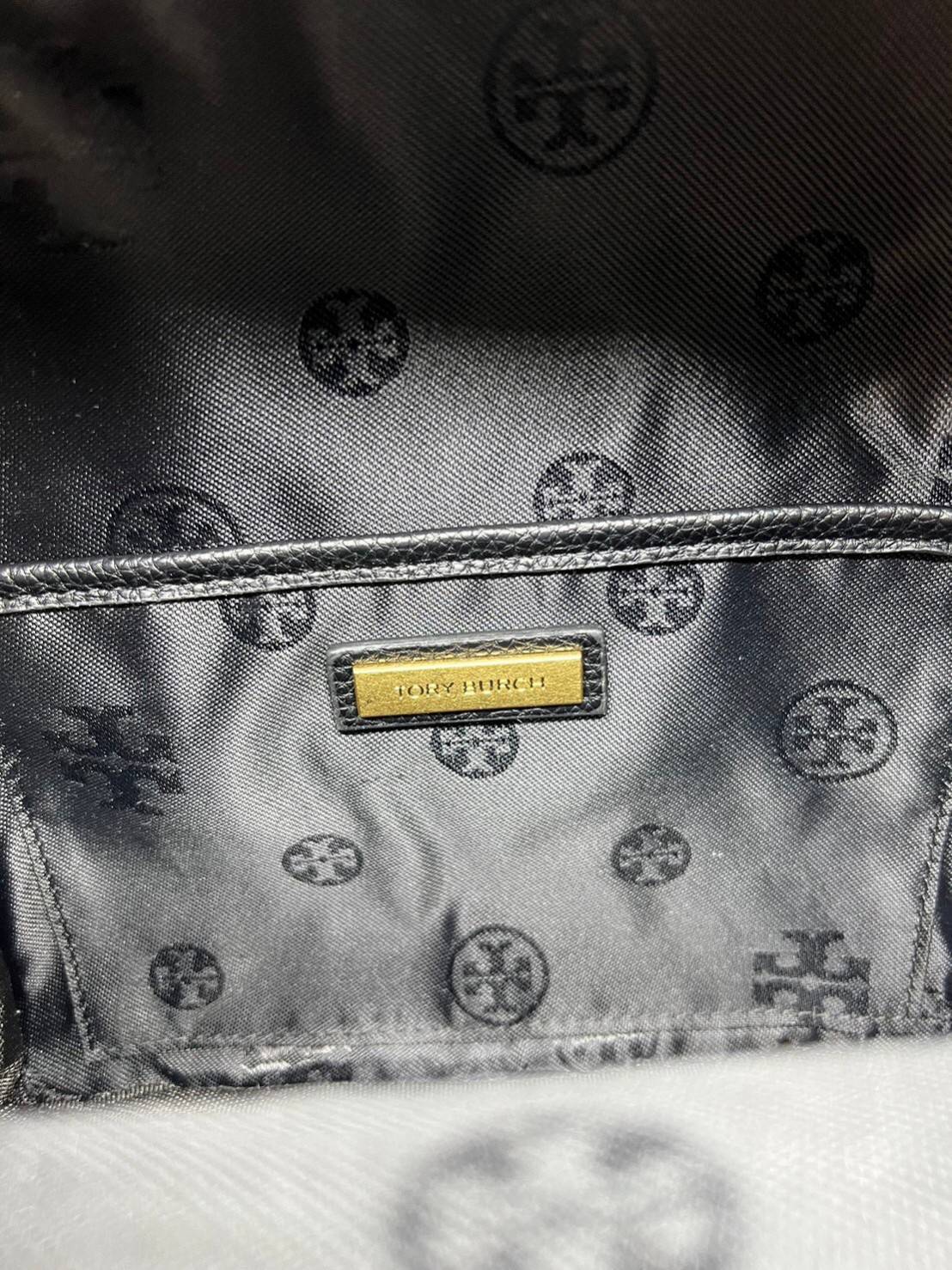 ory Burch Thea Mini Backpack คอลเลคชั่นใหม่ กระเป๋าเป้ไซส์มินิน่ารัก งานหนังเต็มใบสีดำสุดคลาสสิก ไอเท็มเด็ดที่ใครๆก็ต่างรอคอย!! ภายในเป็นช่องโล่ง ใส่ของสำคัญได้สบายๆ สายสะพายสามารถปรับได้ ใบนี้คุ้มค่าราคามากๆ