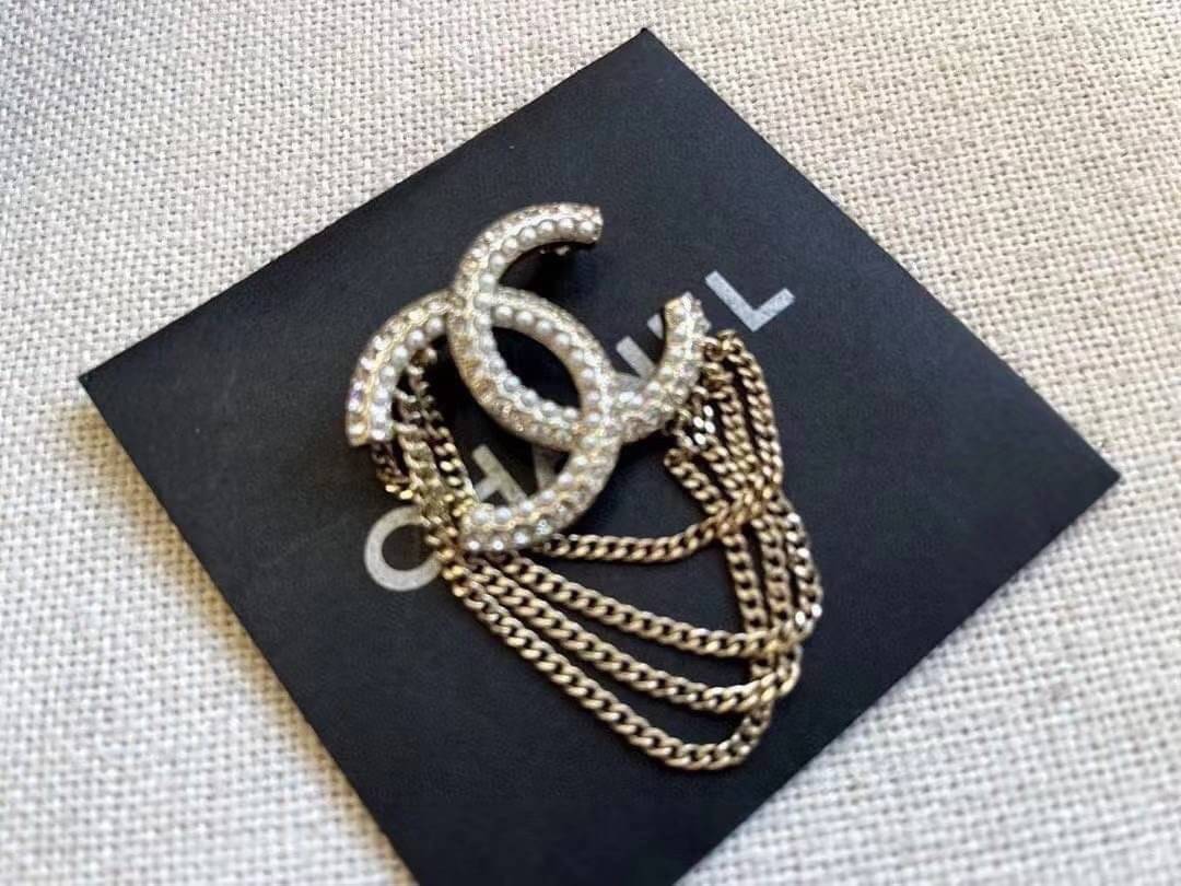 CHANEL GIFT BOX SET Chanel Holiday Makeup & Beauty Gift Sets สุดหรูชวนให้สะสม สุดยอดไอเท็มหายากพร้อมเสิร์ฟครบชุด limited สุดคุ้ม มาพร้อมกระเป๋าสะพายถึง 2 ใบ รุ่นยอดฮิตทั้งนั้น!!ที่พิเศษยังมีน้ำหอมตัวท็อปมาให้อีก chanel no.5 ที่แสนจะเย้ายวน ในขนาด 7.5 ml. 