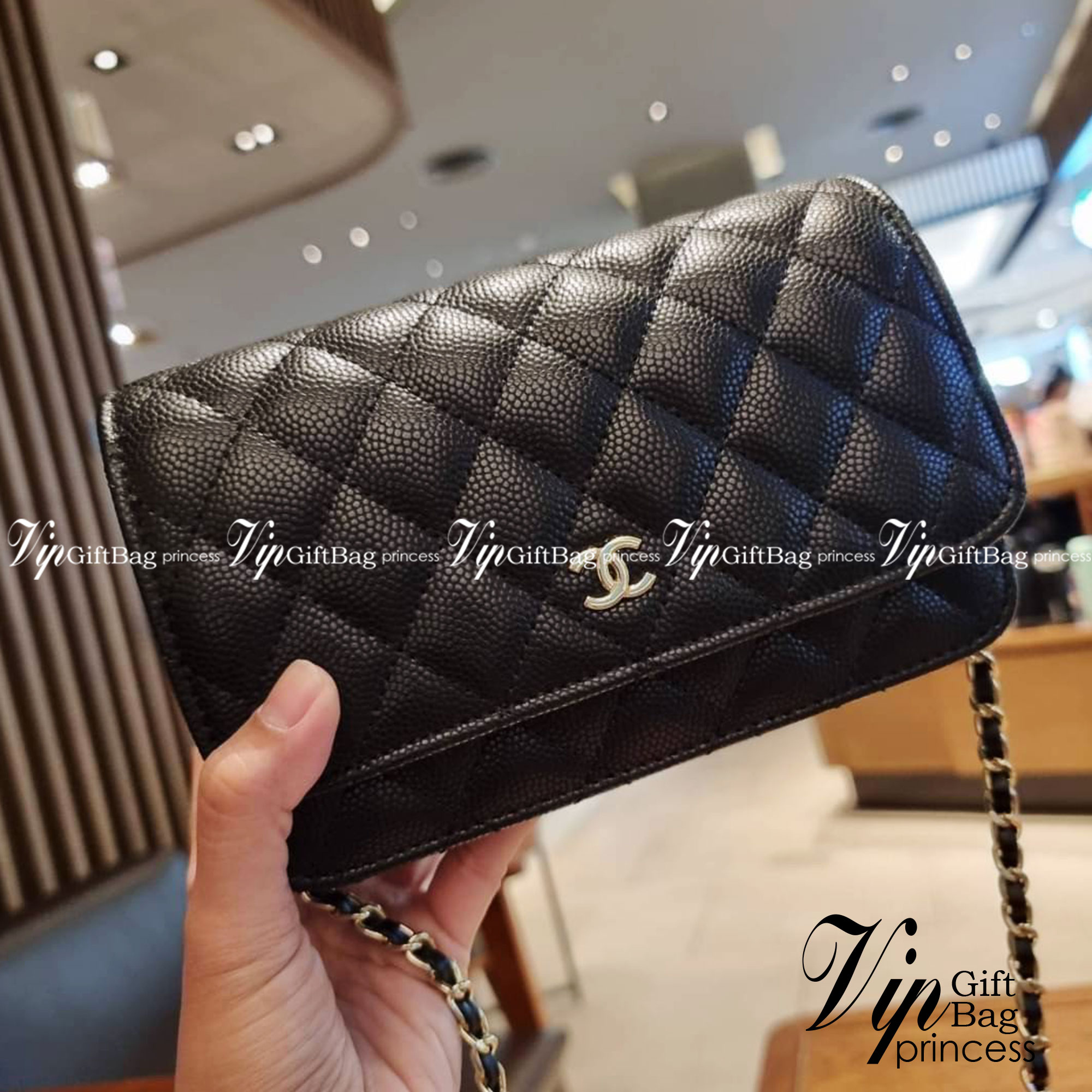 VIP 🥂 CHANEL WOC ฮอตกว่ารุ่นนี้คงไม่มีแล้ว!! เป็นรุ่นที่ถูกถามหาเยอะสุด!! ขายดีสุด!! และหมดไวมากๆ กระเป๋าสะพายข้างหนังลายคาร์เวีย มาพร้อมโซ่สะพายในตัว (ถอดออกไม่ได้) อะไหล่ทอง ดูผู้ดี้ ผู้ดี!! เปิด-ปิดกระเป๋าด้วยกระดุมแม่เหล็ก ภายในกระเป๋าเป็นช่อง