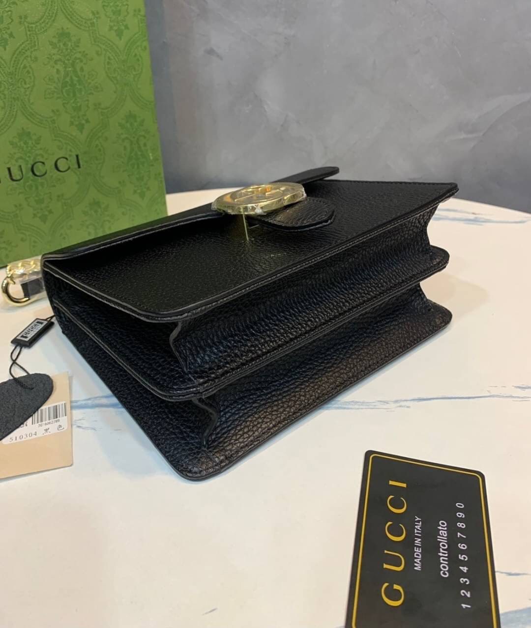 VIP GIFT 】หนังแท้ GUCCI Interlocking G Shoulder Bag กระเป๋าสะพายไหล่/ข้าง ดีไซน์ได้อย่างมีสไตล์ ดูมีสเน่ห์ด้วยโทนสีดำสุดคลาสสิก ใบนี้แมทช์ได้กับทุกลุค เท่ๆ casual หรูหรา มีช่องแบ่งสัดส่วนสวยงาม สาวๆขี้เบื่อขอแนะนำใบนี้เลยจ้า ลูกเล่นเยอะมาก เปลี่ยนสไตล์ได้