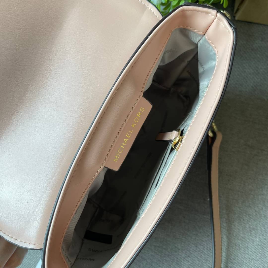 MICHEAL KORS กระเป๋าแบรนด์ดังจาก michael kors กระเป๋าทรงยูสุดชิค งานดี หนังสวยมากก เปิดปิดด้วยกระดุมแม่เหล็ก สายสะพายปรับระดับได้ มาพร้อมกล่อง+การ์ด เลอค่ามากแม่!