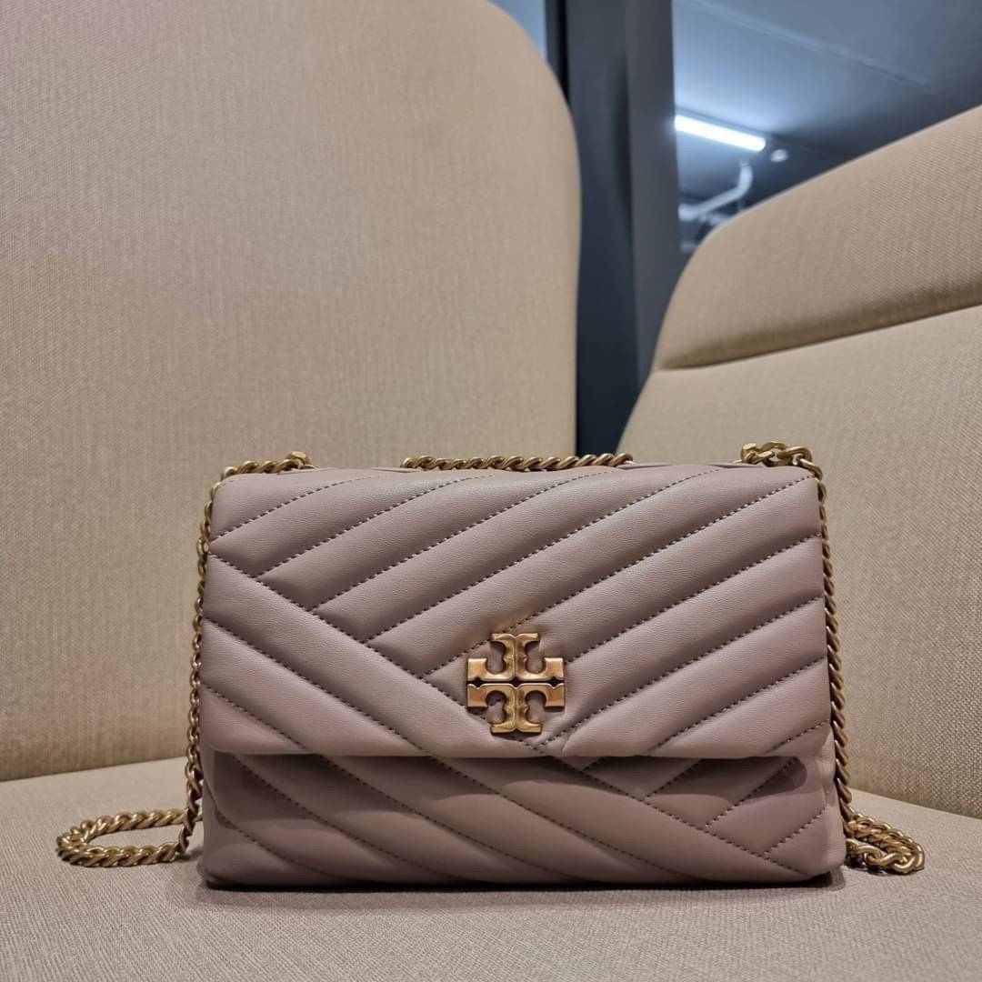 TORY BURCH KIRA CHEVRON CONVERTIBLE SHOULDER BAG (SMALL / MEDIUM) กระเป๋าสะพายรุ่นยอดฮิต ไซส์คลาสสิค ที่ใช้ยังไงก็ดูหรู ดีไซน์เฉพาะตัว วัสดุหนังแกะ สัมผัสนิ่ม เปิด-ปิดด้วยกระดุมแม่เหล็ก ภายในเป็นช่องโล่ง ใส่กระเป๋าสตางค์ มือถือ เครื่องสำอางค์ พาวเวอร์แบงค
