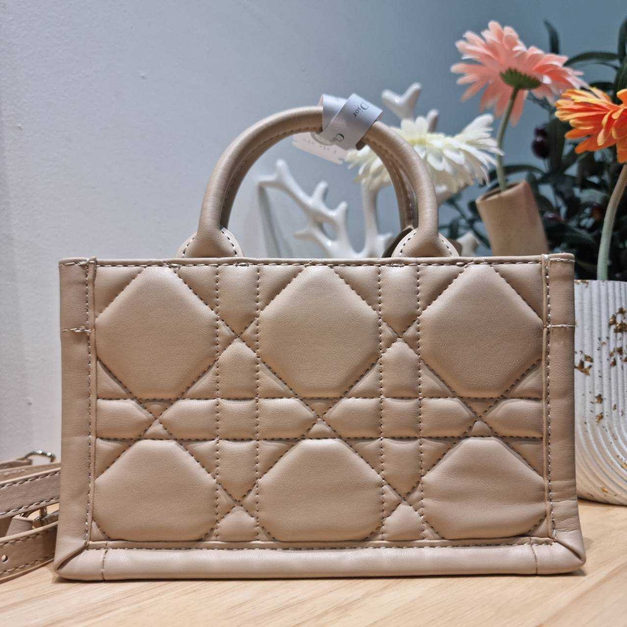 Dior mini book tote macro cannage bag กระเป๋าทรงโท้ทสุดฮิต ไซส์มินิ ดีไซน์ใหม่ หนังสวย พกพาไปไหนก็ได้ คล่องตัวและแมตช์ง่ายสุดๆ