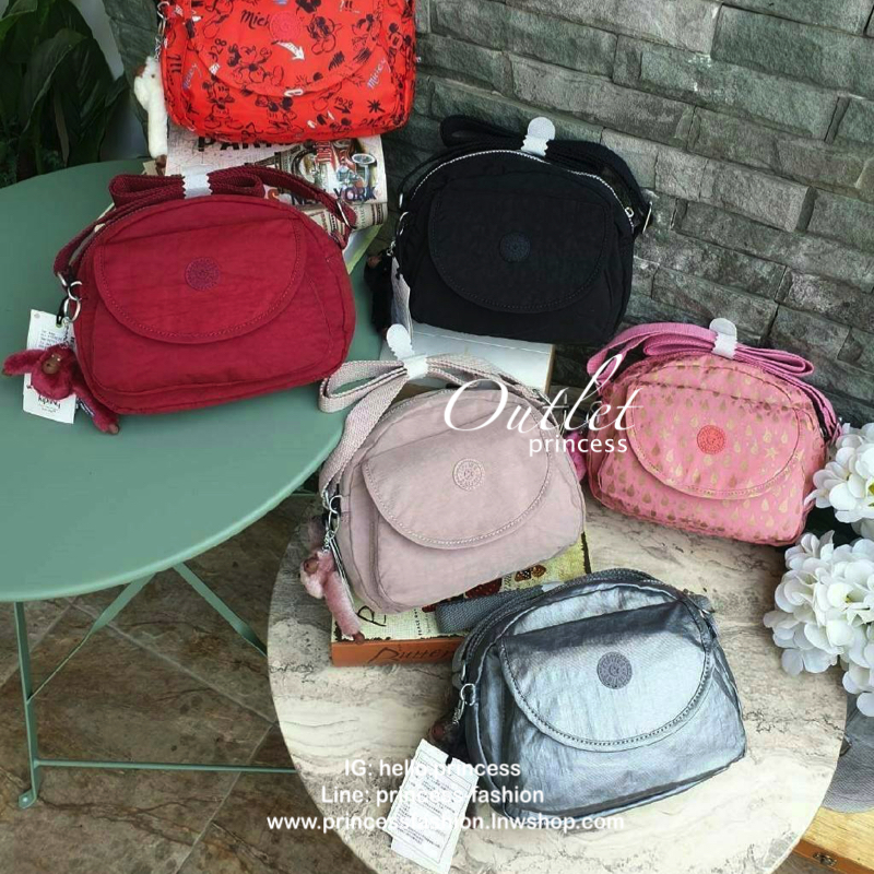 Kipling nylon shoulder bag รุ่น ( K15313 ) >>พร้อมส่งค่ะกระเป๋าสะพายข้างรุ่นใหม่ล่าสุด วัสดุไนล่อน กันน้ำ บุด้วยนวมที่ฐานกระเป๋าเพิ่มความนุ่ม >>รูปทรงสวย ขนาดกระทัดรัด มีช่องกระเป๋าด้านหน้าใส่ของจุกจิกหนึ่งช่อง >>มีช่องซิปหลักนะค่ะ ด้านใ