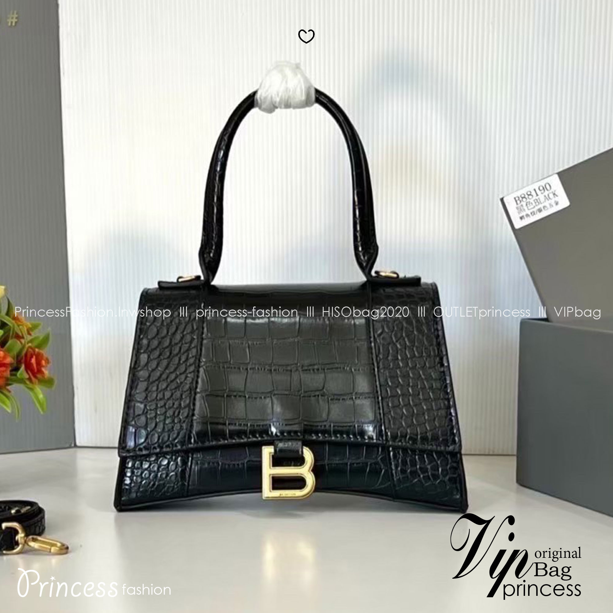 BALENCIAGA Hourglass top-handle tote bag กระเป๋าสะพายแบรนด์หรูซิกเนเจอร์ ที่มาพร้อมดีไซน์โดดเด่น มีความโฉบเฉี่ยว โค้งมนเหมือนพระจันทร์เสี้ยว เพิ่มความสวยสะดุดตาด้วยการตกแต่งอักษร B เมทัลลิก