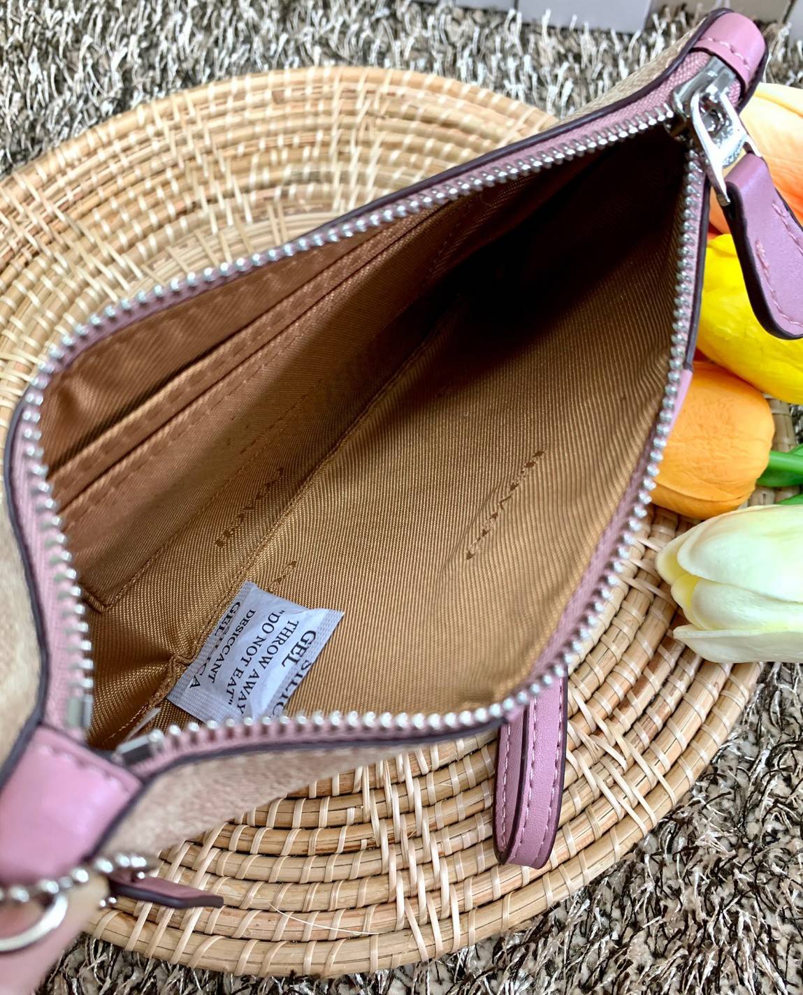 COACH SMALL WRISTLET IN COLORBLOCK SIGNATURE ((32445)) ✔️กระเป๋าคล้องมือ วัสดหนัง pvc อย่างดี ลายซิกเนเจอร์ ตัดขอบสีตรงกลางสวยงามมากๆค่ะ แบบซิปเดียว ((ภายในใส่มือถือได้บางรุ่นค่ะ)) มีช่องเสียบบัตรให้2ช่องด้วยนะคะ