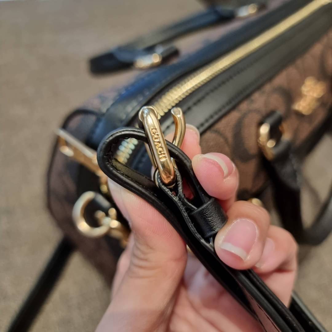 COACH F83607 ROWAN SATCHEL IN SIGNATURE CANVAS กระเป๋าทรงหมอนยอดฮิต คลาสสิคใช้งานได้ไม่มีเบื่อ มาครบสีขายดี ด้วยรูปทรงสวยงาม และใช้งานได้อย่างกระฉับกระเฉง วัสดุหนังแคนวาสเคลือบลาย ทนทาน ภายในโล่งกว้าง มีช่องซิปและแบ่งสัดส่วนได้ลงตัว บอกเลยว่าสาวๆพลาดไม่ได