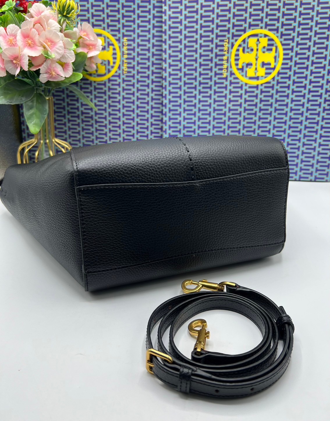 Tory Burch McGraw Leather Tote Bag / Tory Double T Tote Bag / TORY TOTE BAG พร้อมส่ง 4 สี กระเป๋าสะพายทรงโท้ท จุของได้เยอะใบนี้ตอบโจทย์ได้ดีมาก โทนสีเรียบง่าย แฝงไปด้วยความดูดี สุขุมและเป็นผู้ใหญ่