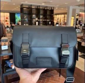 ลุคคือดูดีมากๆ ต้อนรับปีใหม่นี้กันค่า😘 COACH TRACK CROSSBODY ((2715)) เข้าใหม่อีกหนึ่งสี พร้อมส่งที่ไทย ใหม่ล่าสุดค่ะ! กระเป๋าสะพายครอสบอดี้ร์หรือสะพายข้าง หนังแท้ชั้นดีที่สุด หนังนิ่มเรียบสวยมากๆค่ะ ด้านหน้าเย็บป้ายหนังโลโก้แบรนด์ เปิดปิดกระเป๋าแ