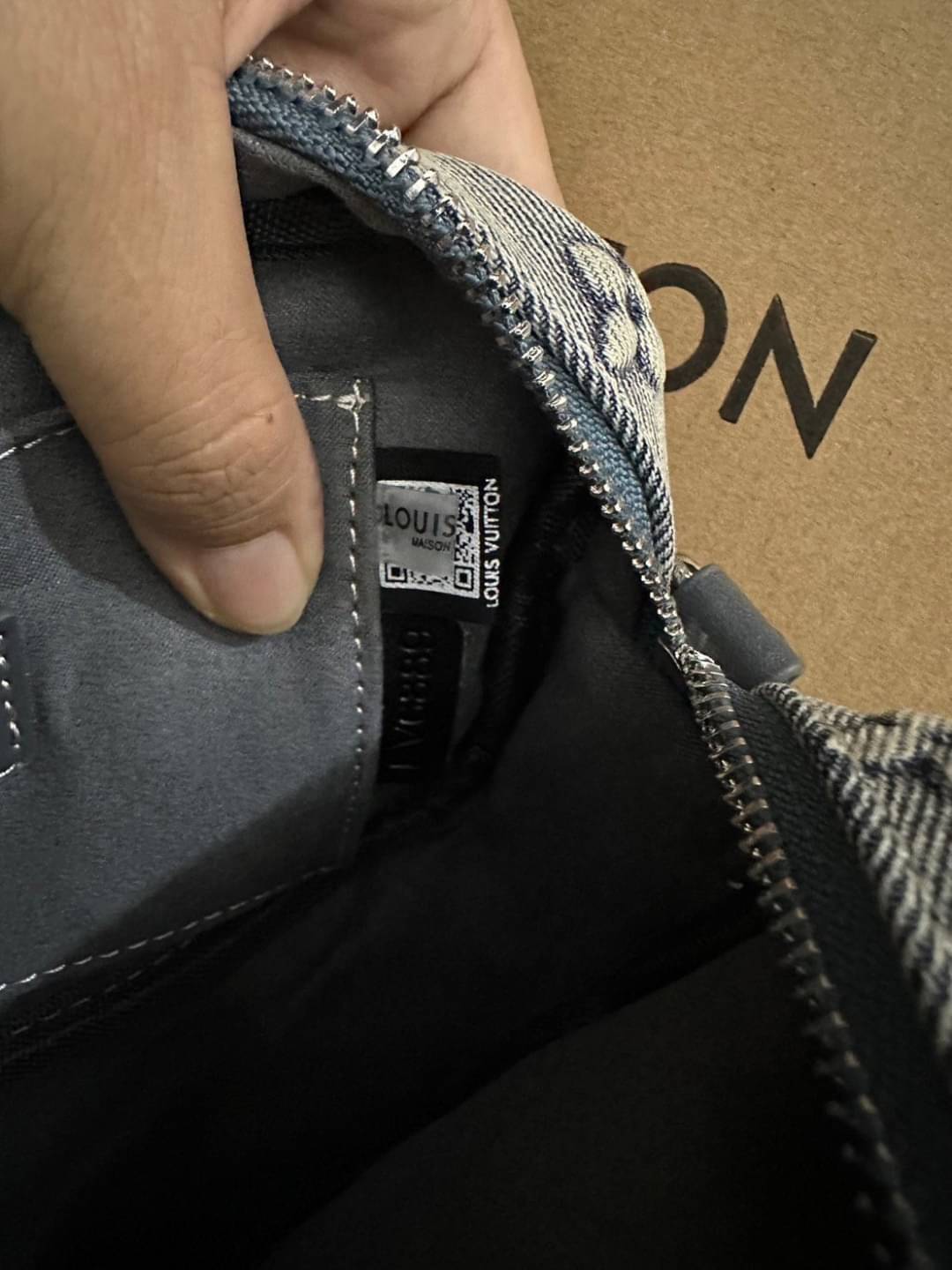 LV Denim Camera Box Bag กระเป๋าสะพายทรงกล้อง งานเดนิมฟอก คอลใหม่สุดคลาสสิก สวยเท่ห์มาก ปั้มลายโมโนแกรมนูนสวยโด่ดเด่น ใช้งานได้อเนกประสงค์มีสายยาวแบบถอดได้ 2เส้น แมทช์กับเสื้อได้หลากหลายสไตล์