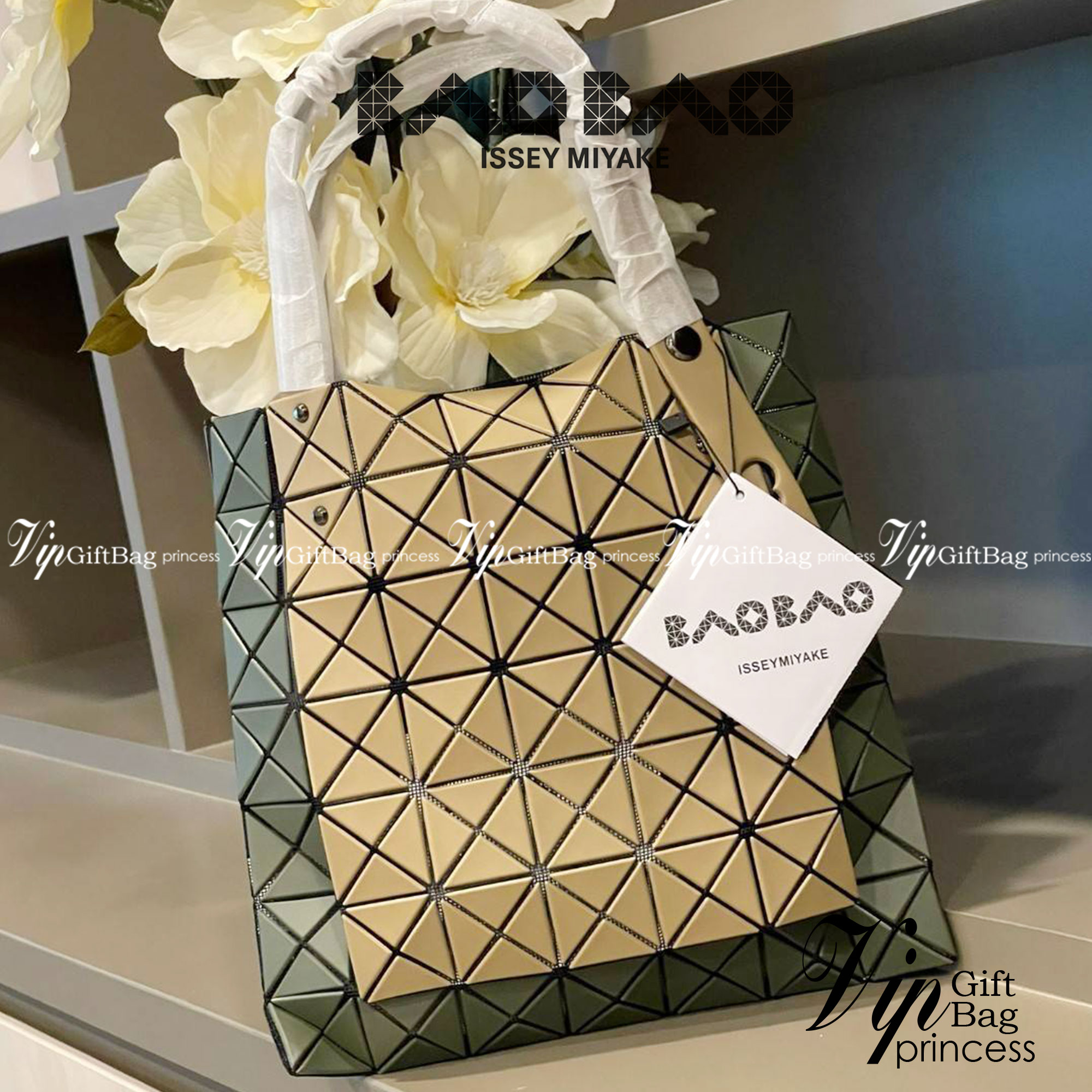Baobao Issey Miyake Prism Kangaroo tote bag กระเป๋าถือทรงโท้ทที่ประดิษฐ์ขึ้นอย่างเชี่ยวชาญในญี่ปุ่น มาพร้อมแผงเรขาคณิตสำหรับการออกแบบที่ได้รับแรงบันดาลใจจากกระดาษพับ ซิลลูเอทอันเป็นเอกลักษณ์นี้ปิดท้ายด้วยสายรัดแบบอสมมาตร มีการพัฒนาโครงสร้างทรงสามเหลี่ยมเพ