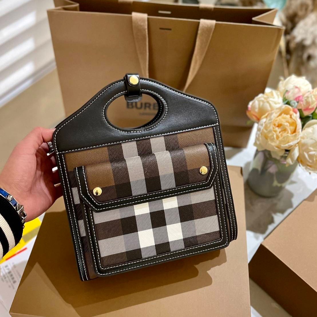Burberry pocket bag / BURBERRY MONOGRAM CROSSBODY BAG กระเป๋าถือ กระเป๋าสะพายครอสบอดี้ วัสดุหนังพิมลาย MONOGRAM โทนเข้ม