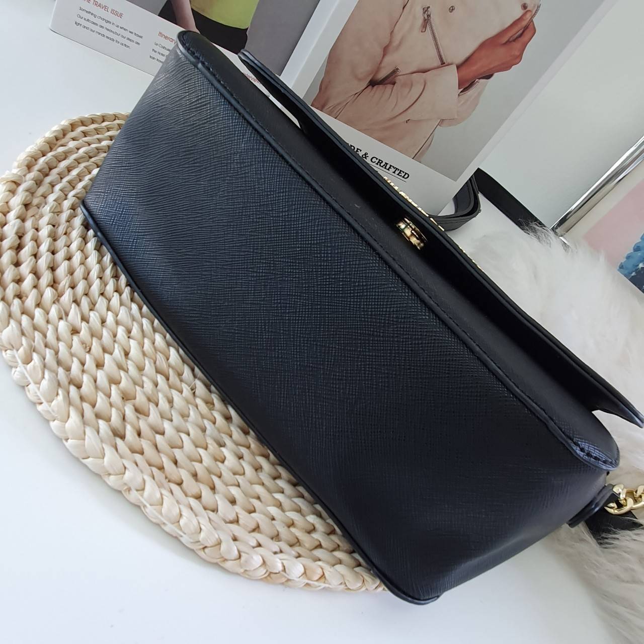 Michael Kors Crossbody Bag กระเป๋าสะพายแบบ crossbody หนังลาย saffiano เปิดปิดด้วยซิปแบรนด์ อะไหล่ทอง ด้านหน้าประดับโลโก้ โลหะแบรนด์ ด้านในบุผ้าแบรนด์สวยหรู น้ำหนักเบา มีช่องซิปใส่ของจุกจิกและช่องใส่มือถือ มาพร้อมสายสะพายยาวโซ่ทอง+หนัง ปรับได้หลายระดับ ขนา